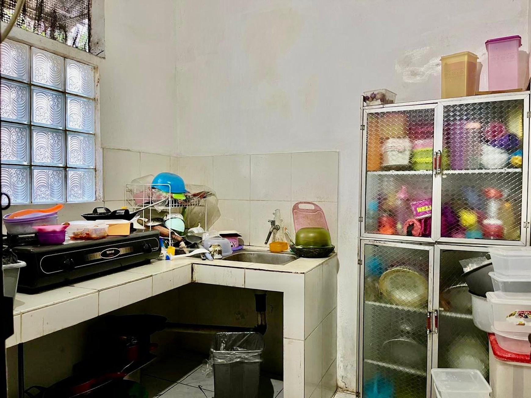 Rumah dengan lahan parkir luas cck huni dan usaha di Ciputat