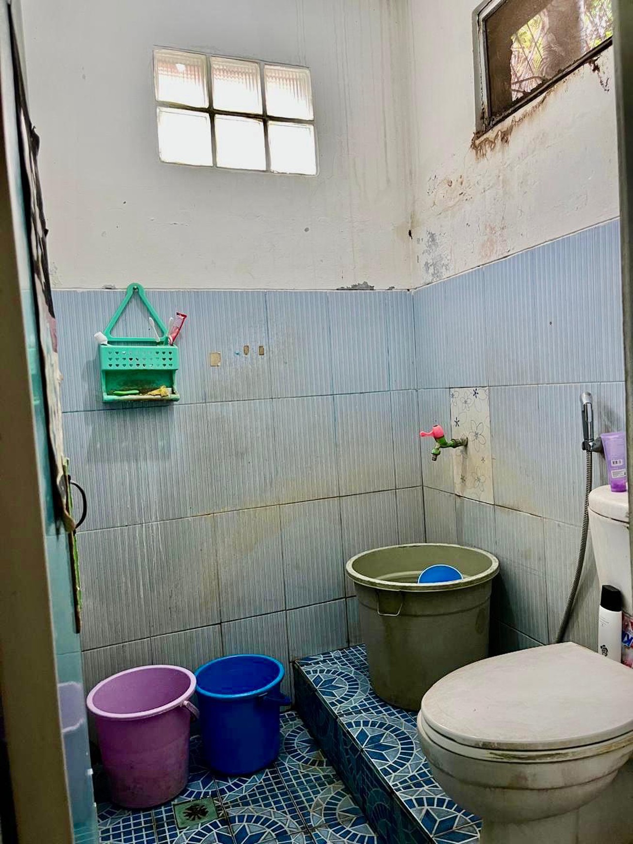 Rumah dengan lahan parkir luas cck huni dan usaha di Ciputat