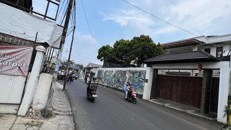 Rumah dengan lahan parkir luas cck huni dan usaha di Ciputat