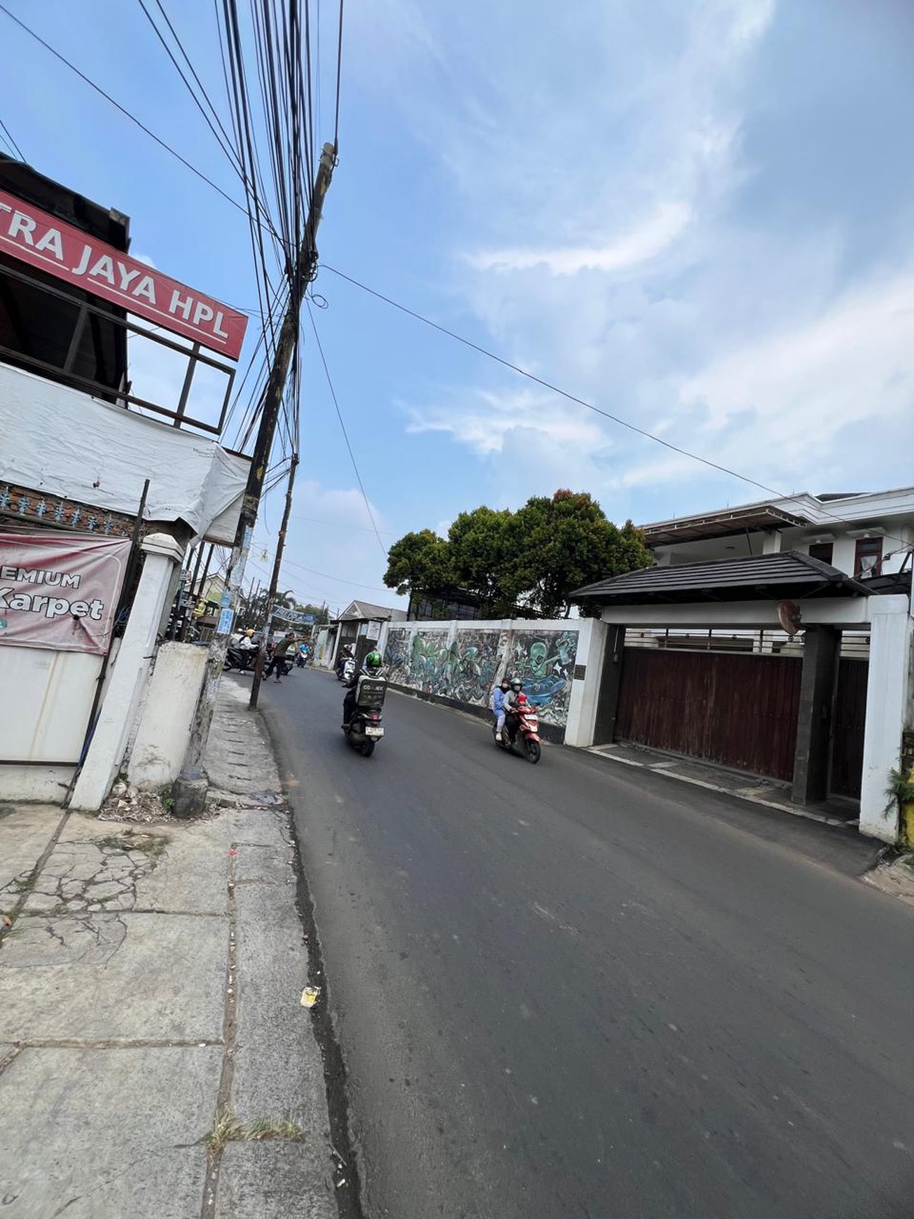 Rumah dengan lahan parkir luas cck huni dan usaha di Ciputat