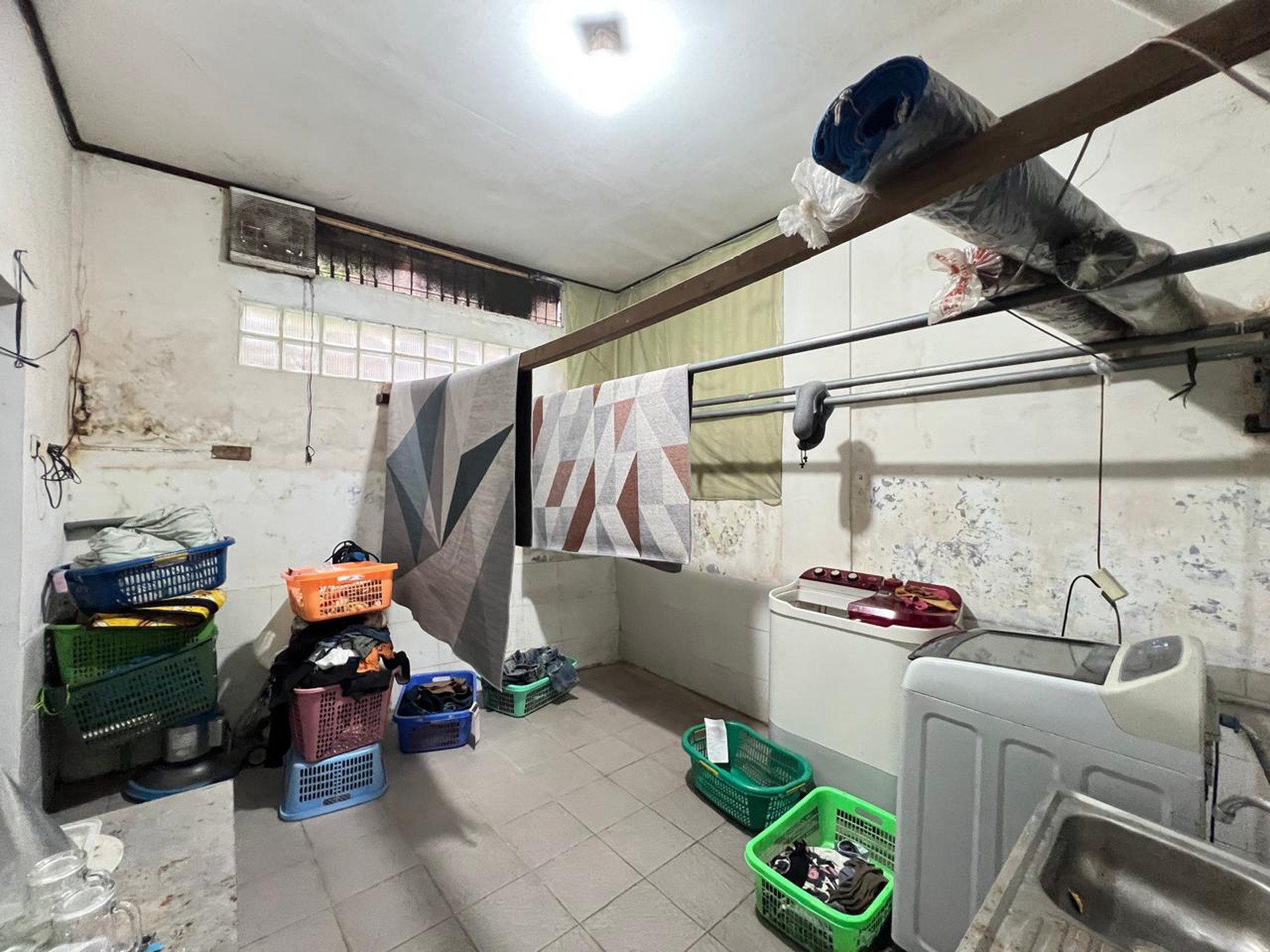 Rumah dengan lahan parkir luas cck huni dan usaha di Ciputat