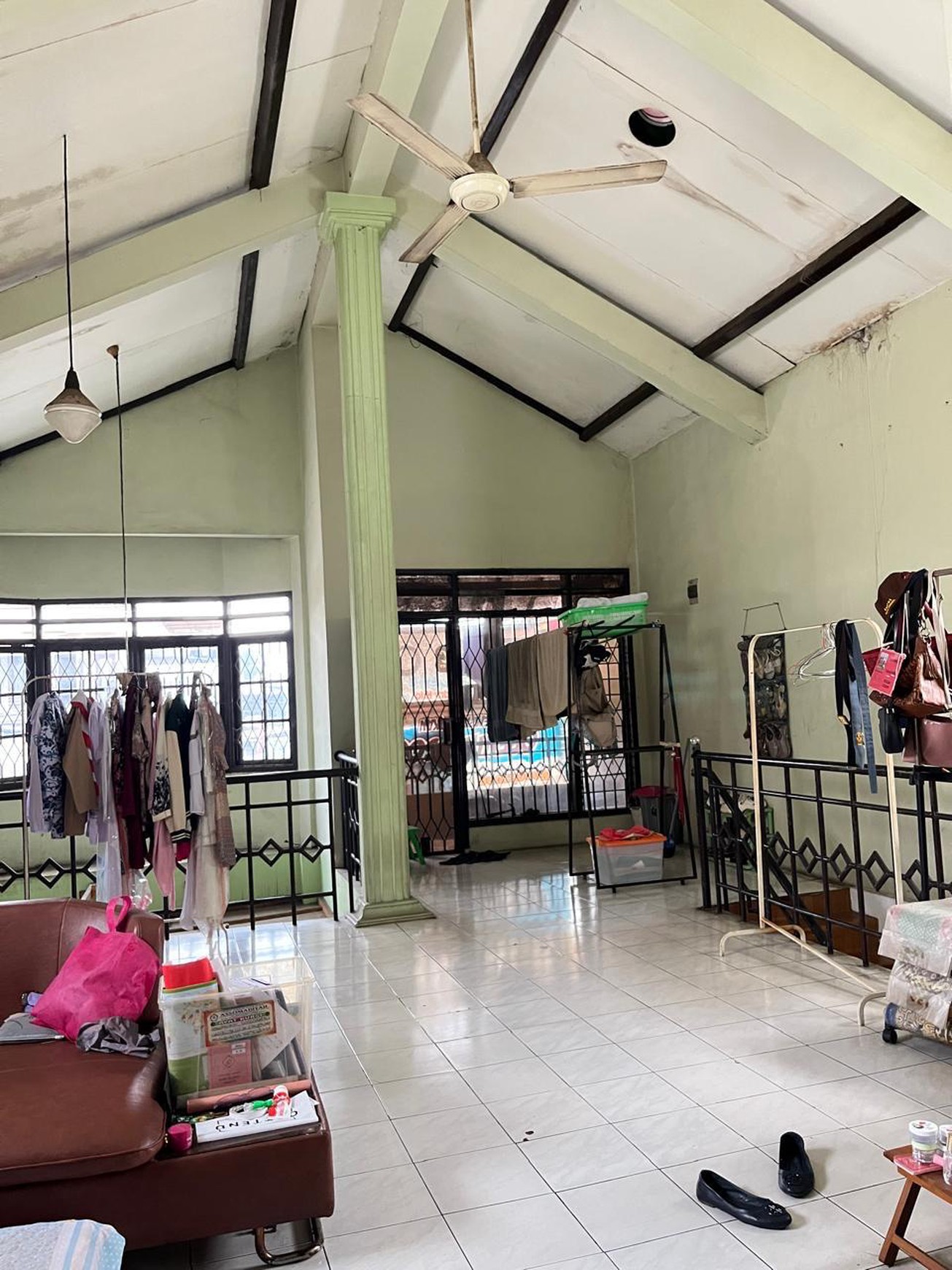 Rumah dengan lahan parkir luas cck huni dan usaha di Ciputat