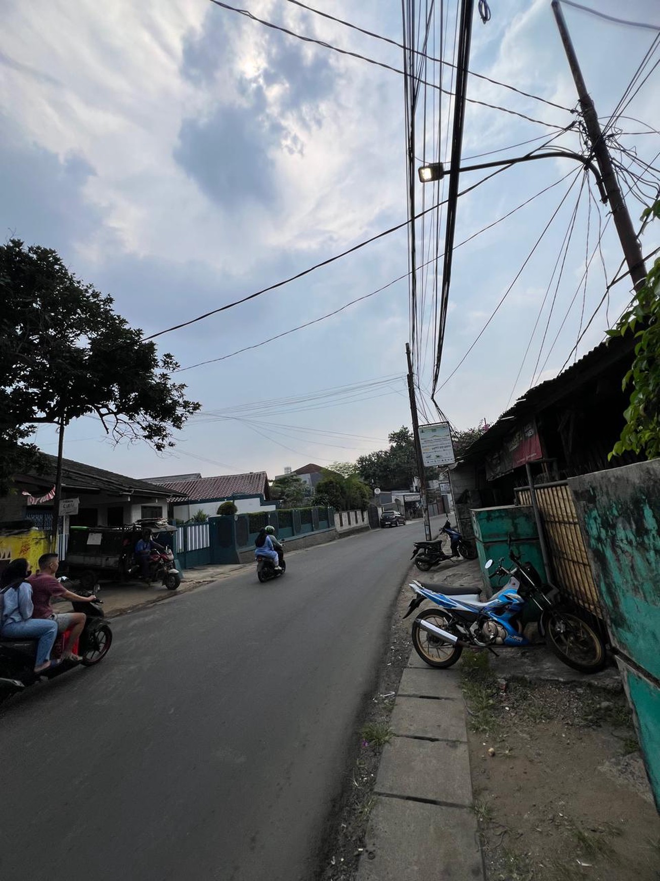 Rumah dengan lahan parkir luas cck huni dan usaha di Ciputat
