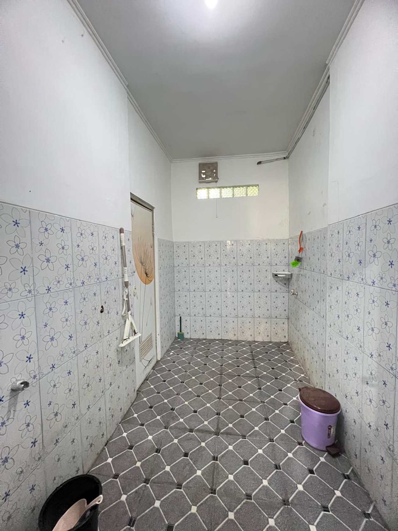 Rumah dengan lahan parkir luas cck huni dan usaha di Ciputat