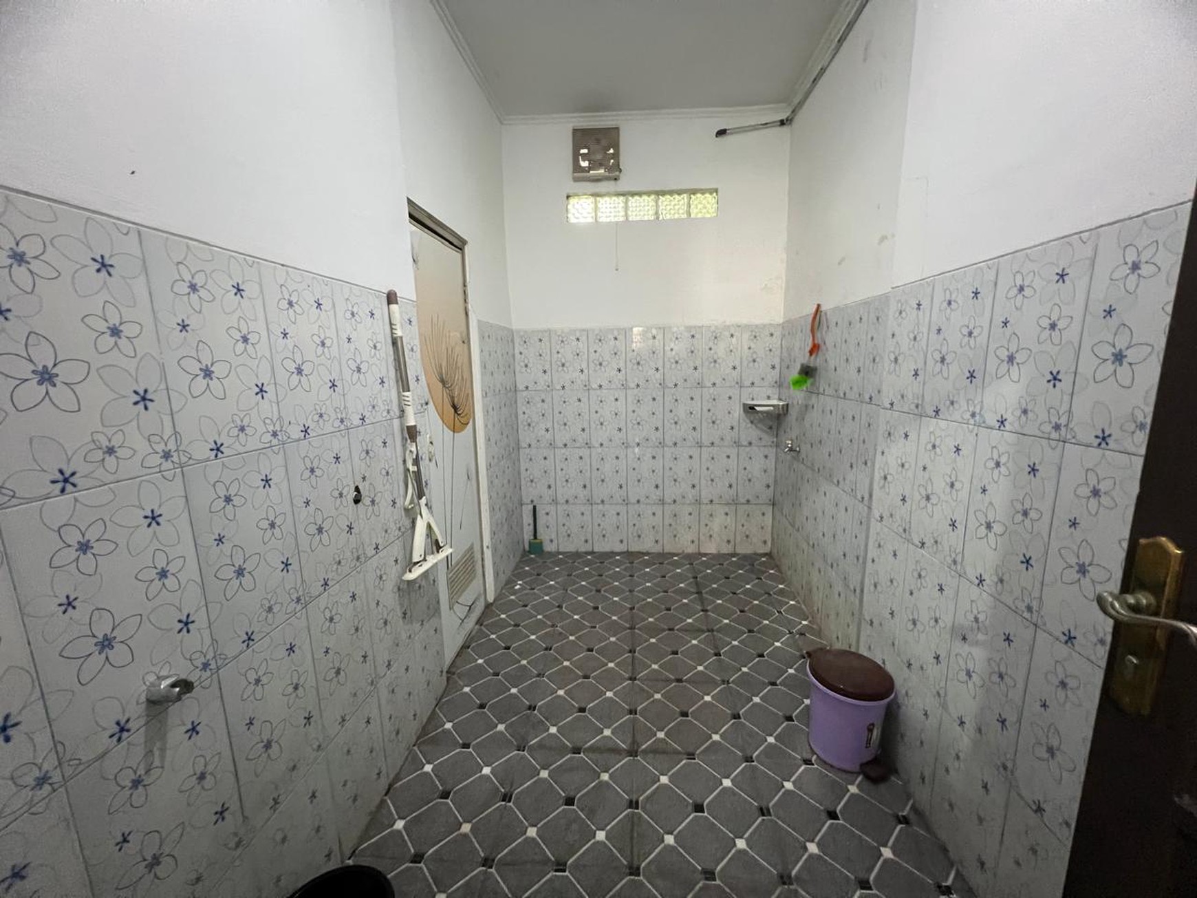Rumah dengan lahan parkir luas cck huni dan usaha di Ciputat