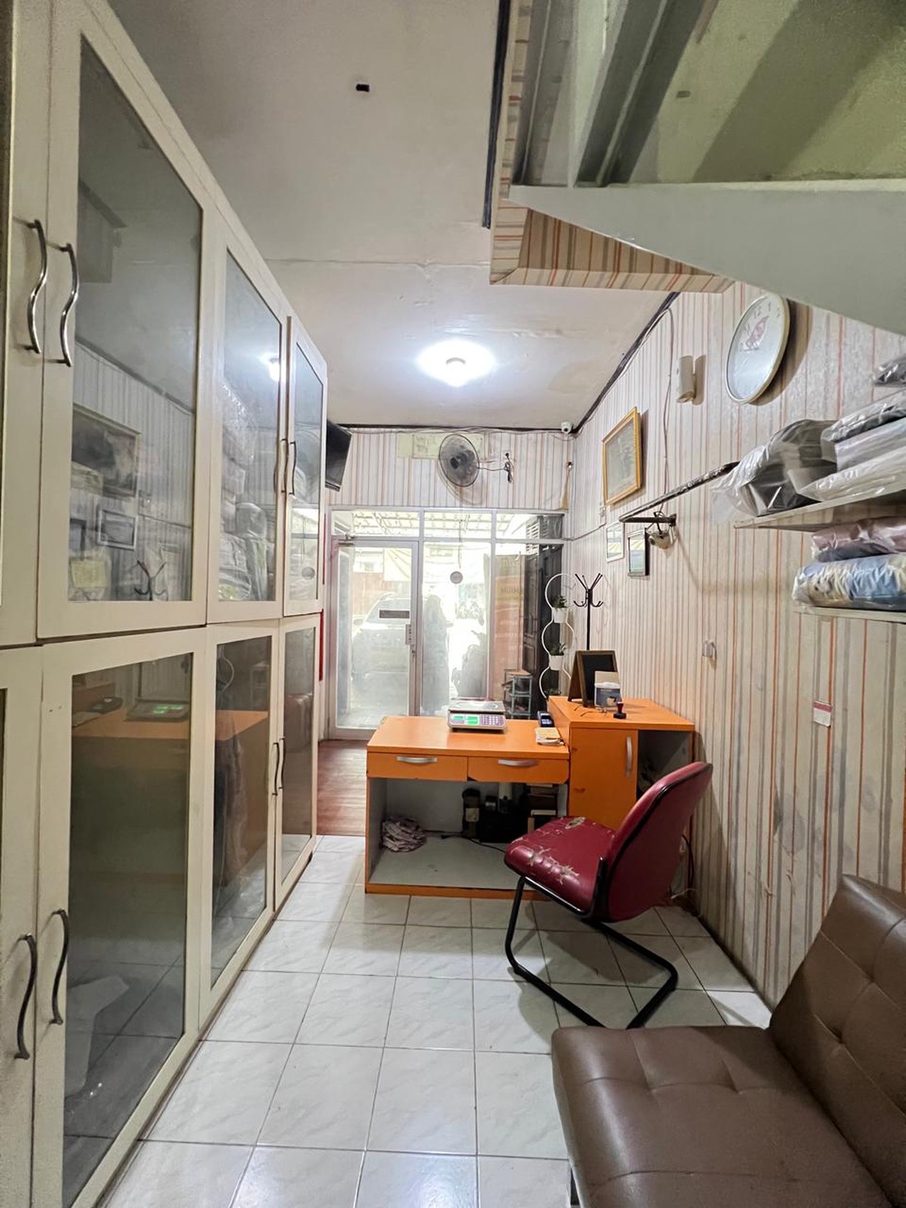 Rumah dengan lahan parkir luas cck huni dan usaha di Ciputat