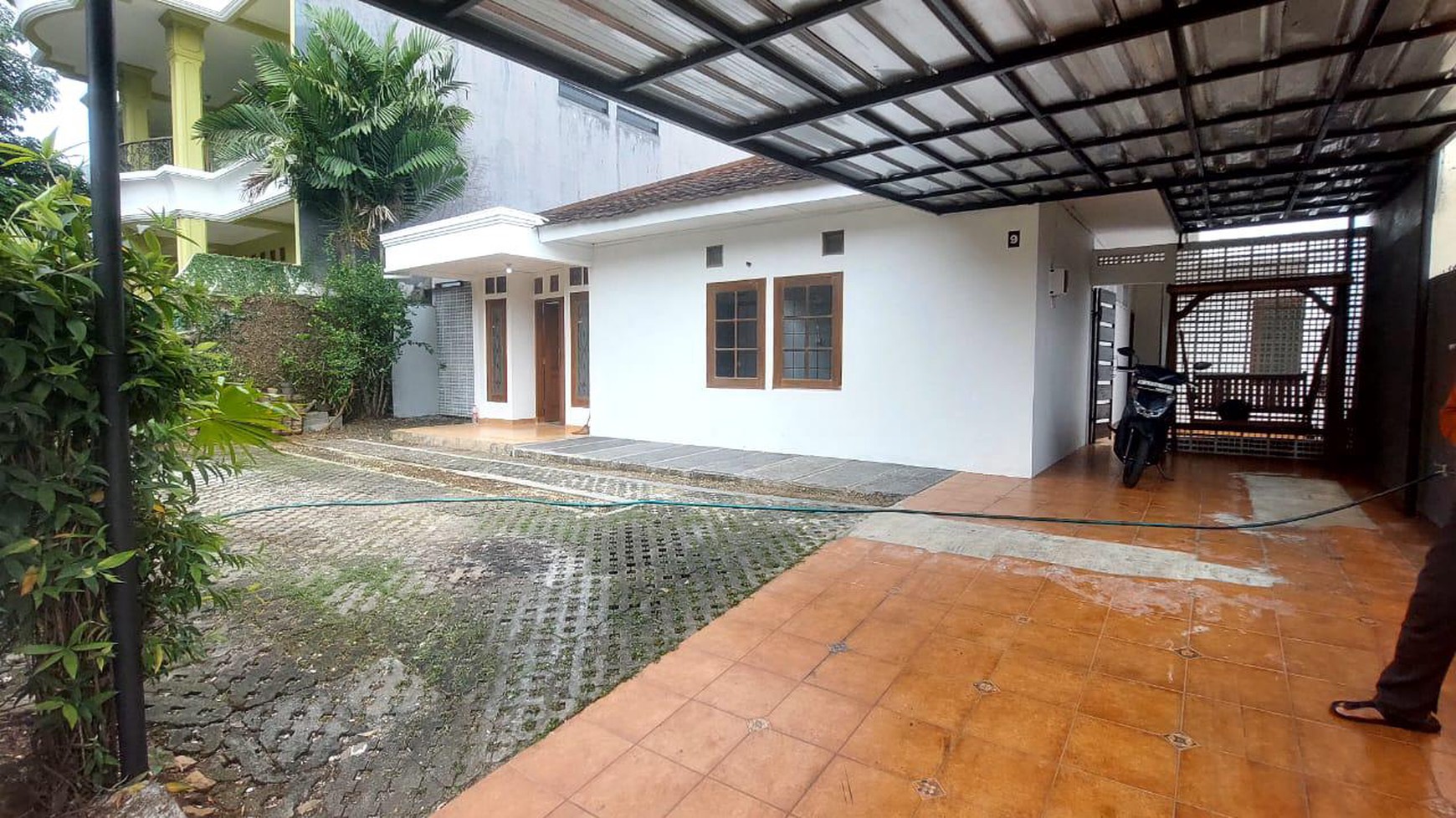 Dijual rumah satu lantai dalam komplek di lebak bulus dekat stasiun MRT. 