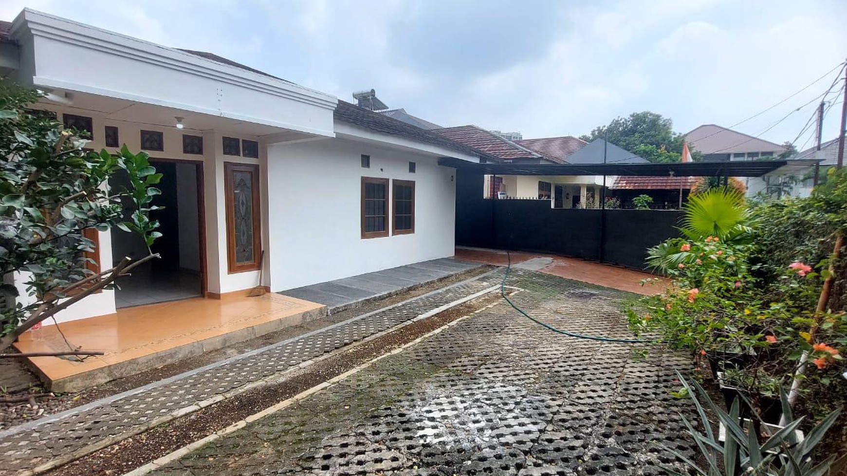 Dijual rumah satu lantai dalam komplek di lebak bulus dekat stasiun MRT. 