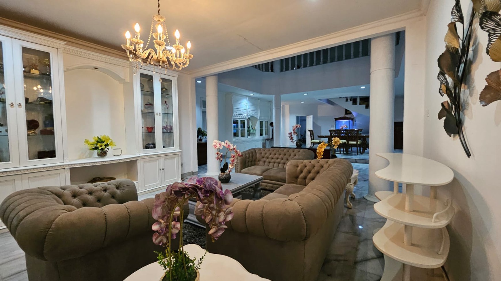DIJUAL RUMAH MEWAH 2LT, DENGAN 9 KIOS, DKT DGN PINTU TOL CILANDAK KKO DI AREA JAGAKARSA