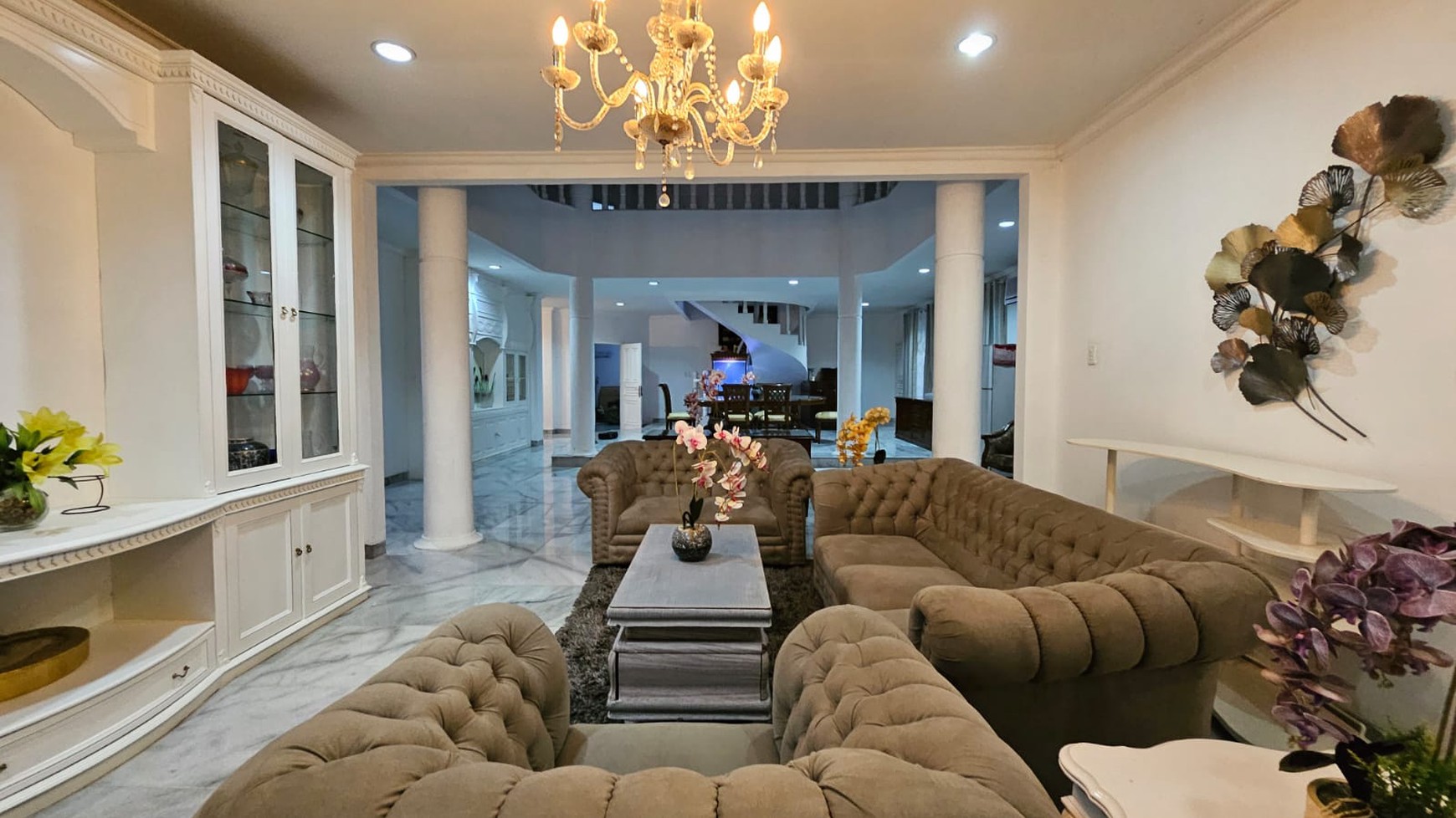 DIJUAL RUMAH MEWAH 2LT, DENGAN 9 KIOS, DKT DGN PINTU TOL CILANDAK KKO DI AREA JAGAKARSA
