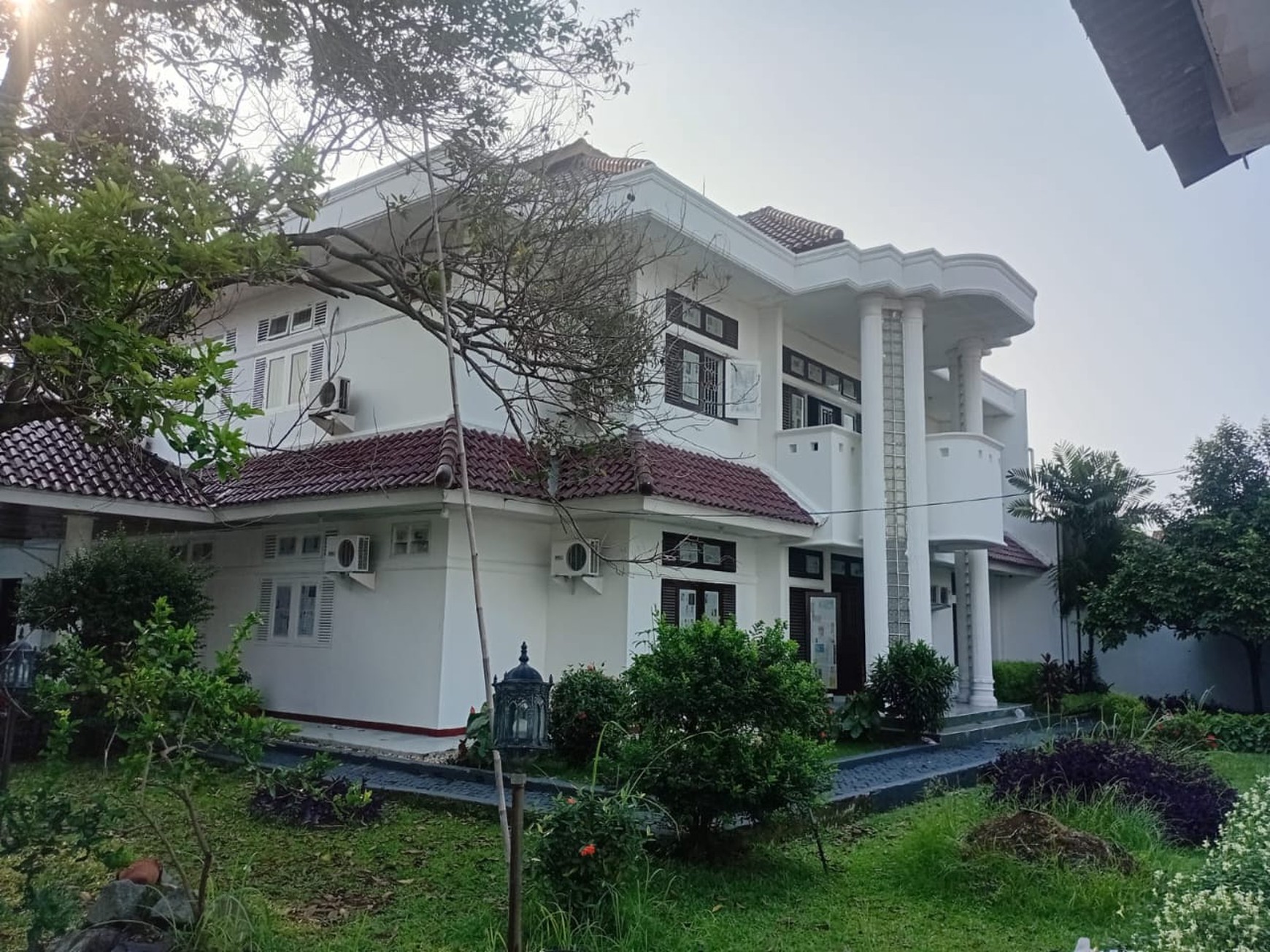 DIJUAL RUMAH MEWAH 2LT, DENGAN 9 KIOS, DKT DGN PINTU TOL CILANDAK KKO DI AREA JAGAKARSA