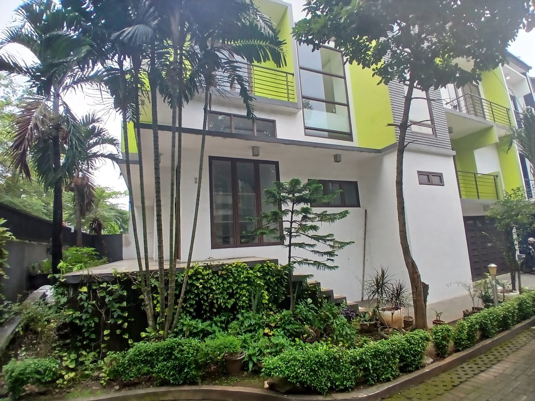 Disewakan rumah  depan lap.golf 2 KT di Green Golf residence cinere pangkalan jati