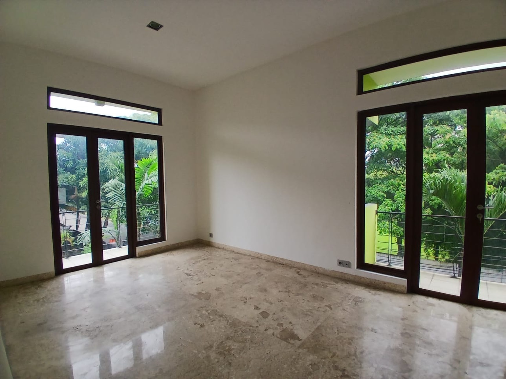 Disewakan rumah  depan lap.golf 2 KT di Green Golf residence cinere pangkalan jati
