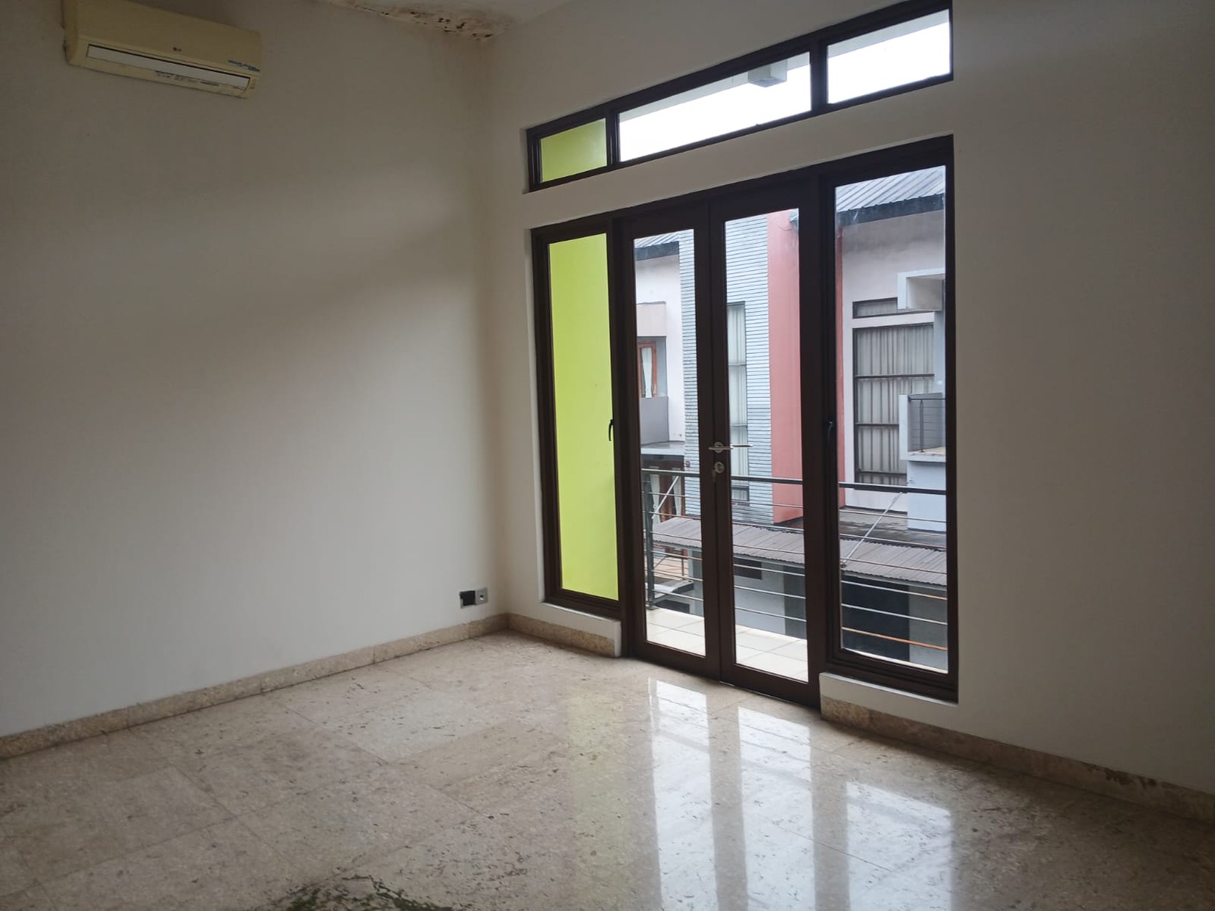 Disewakan rumah  depan lap.golf 2 KT di Green Golf residence cinere pangkalan jati
