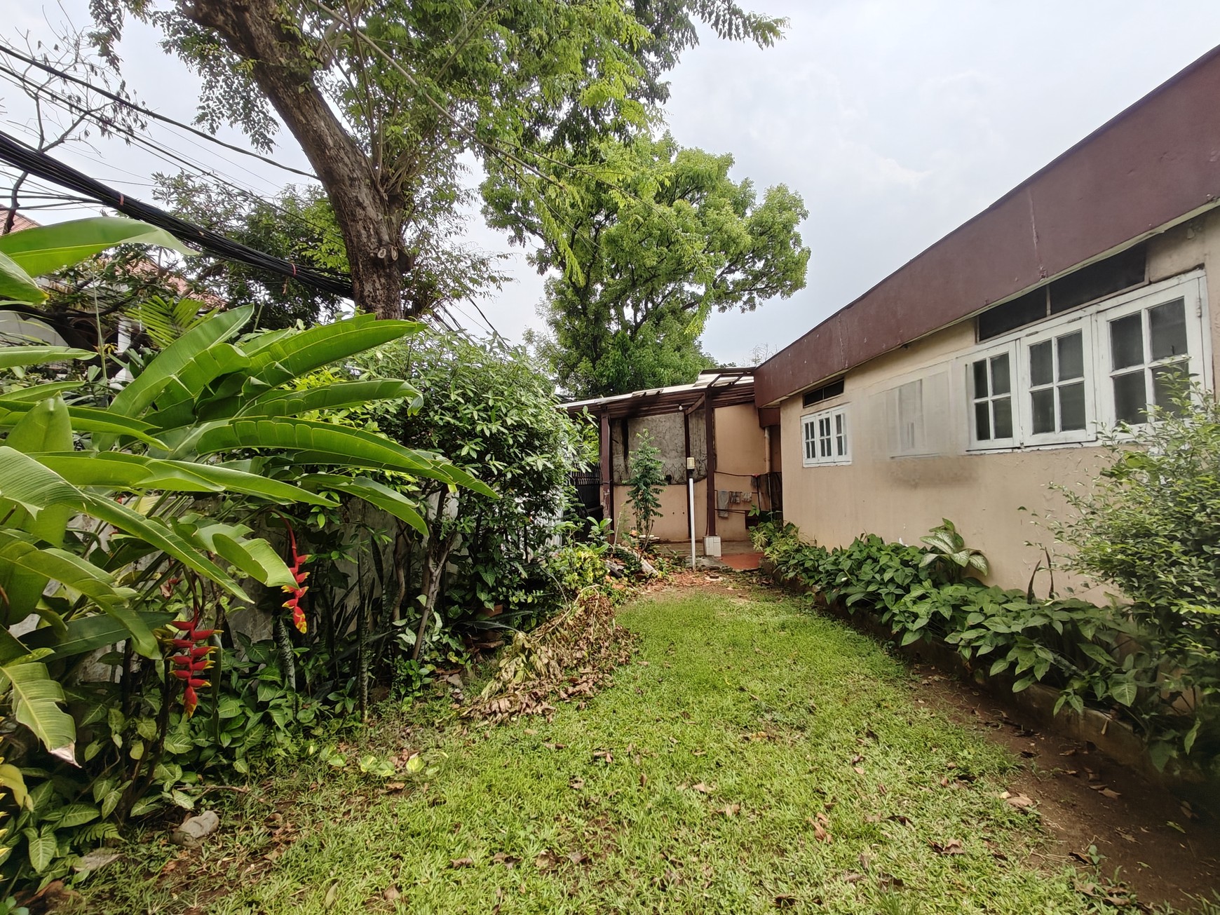 Rumah di pojok Luas tanah 270m2 area Cidodol Kebayoran lama,lokasi strategis dekat Permata Hijau,