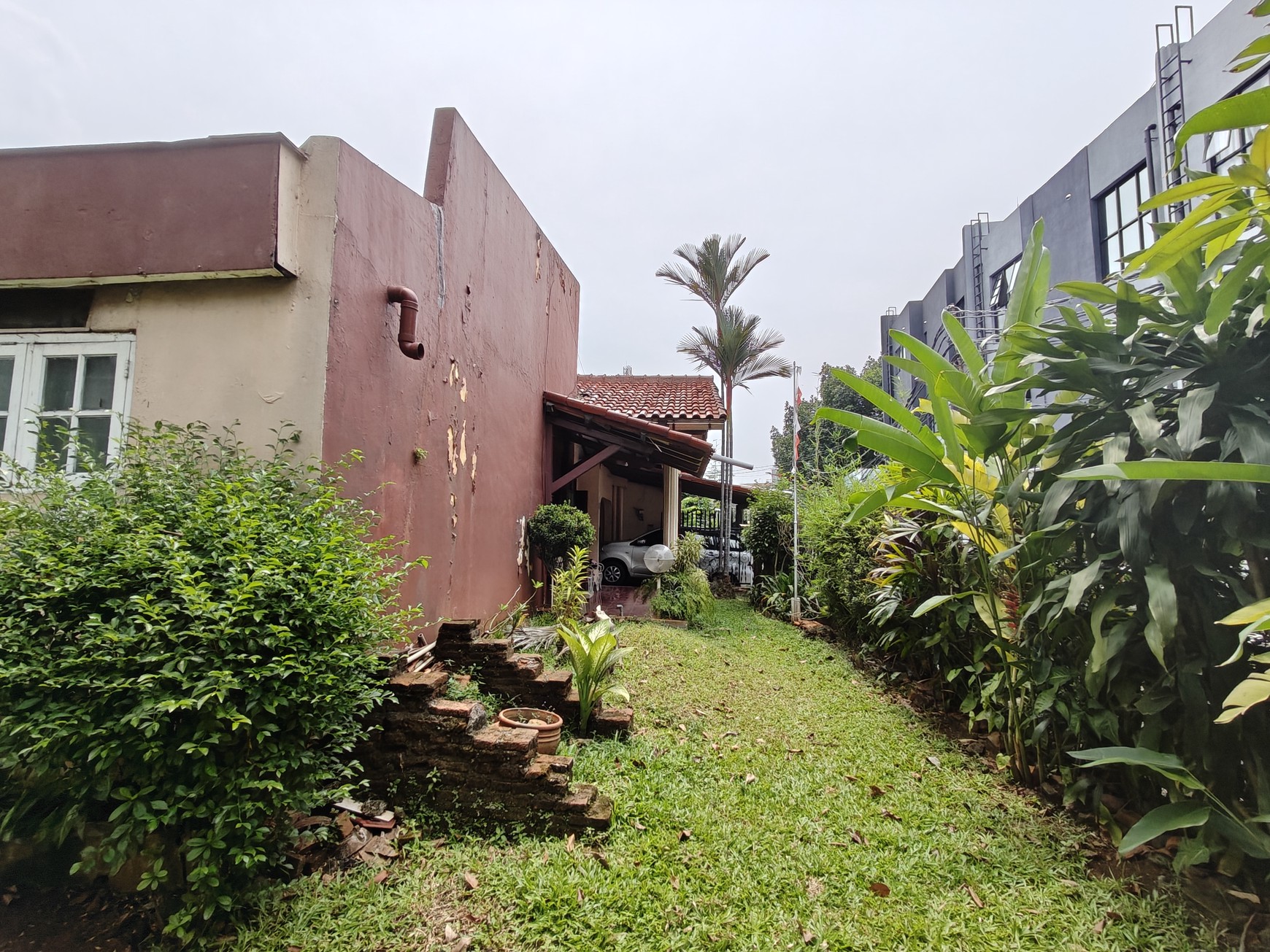 Rumah di pojok Luas tanah 270m2 area Cidodol Kebayoran lama,lokasi strategis dekat Permata Hijau,