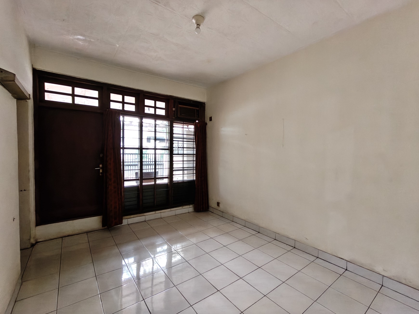 Rumah di pojok Luas tanah 270m2 area Cidodol Kebayoran lama,lokasi strategis dekat Permata Hijau,