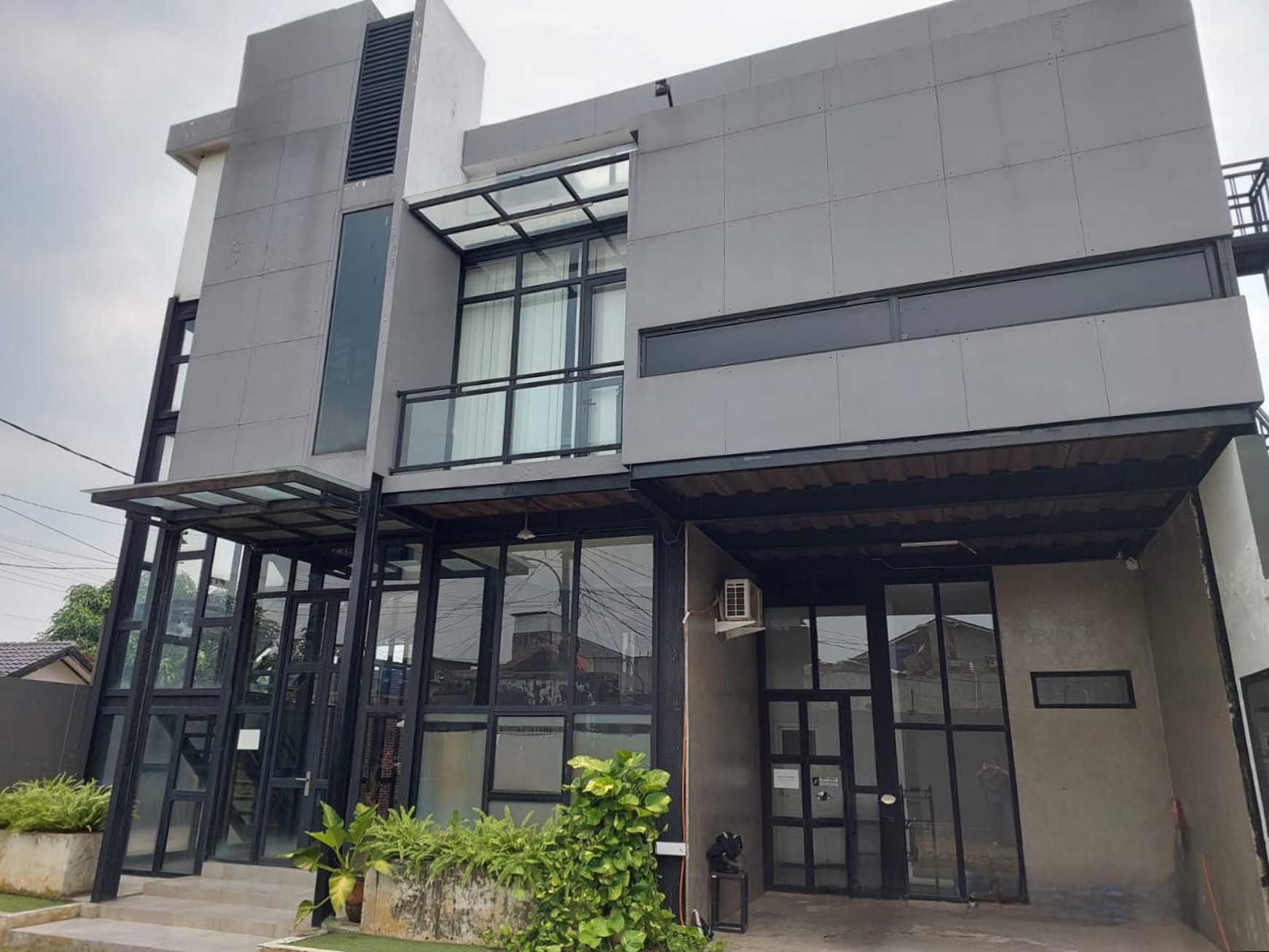 Ruang Perkantoran Siap Pakai LT 850 LB 300 dan Lokasi Strategis @Kunciran, Tangerang