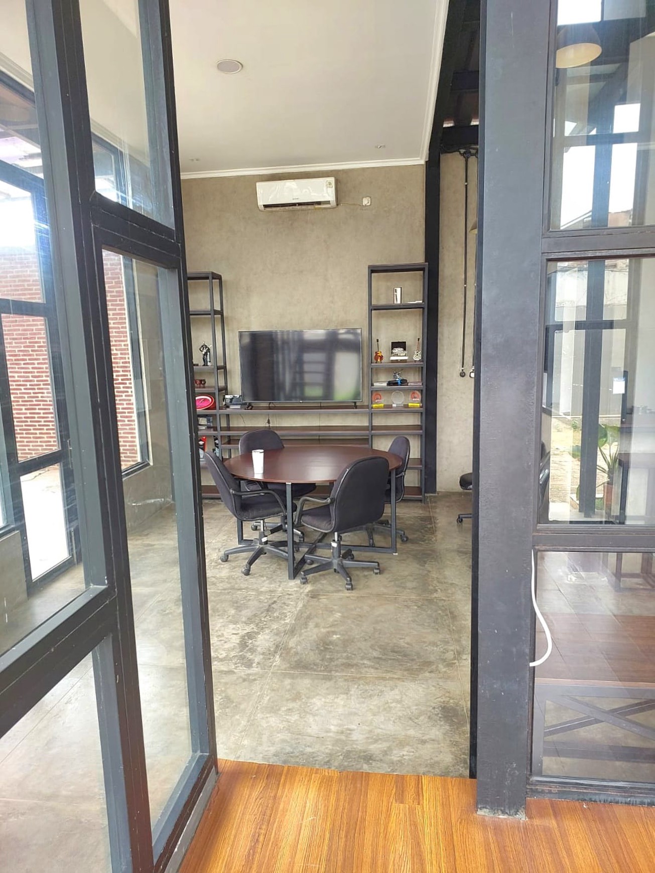 Ruang Perkantoran Siap Pakai LT 850 LB 300 dan Lokasi Strategis @Kunciran, Tangerang