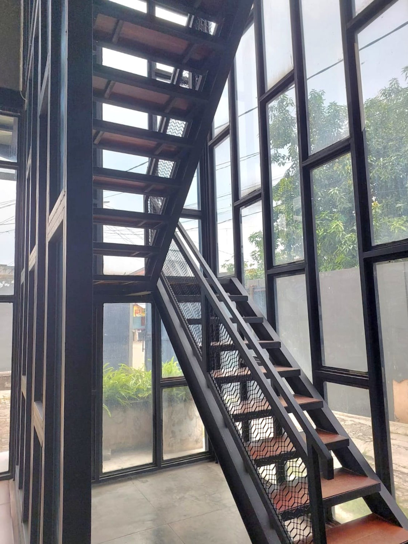 Ruang Perkantoran Siap Pakai LT 850 LB 300 dan Lokasi Strategis @Kunciran, Tangerang