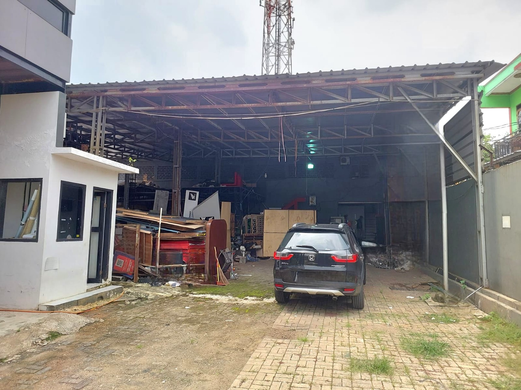 Ruang Perkantoran Siap Pakai LT 850 LB 300 dan Lokasi Strategis @Kunciran, Tangerang