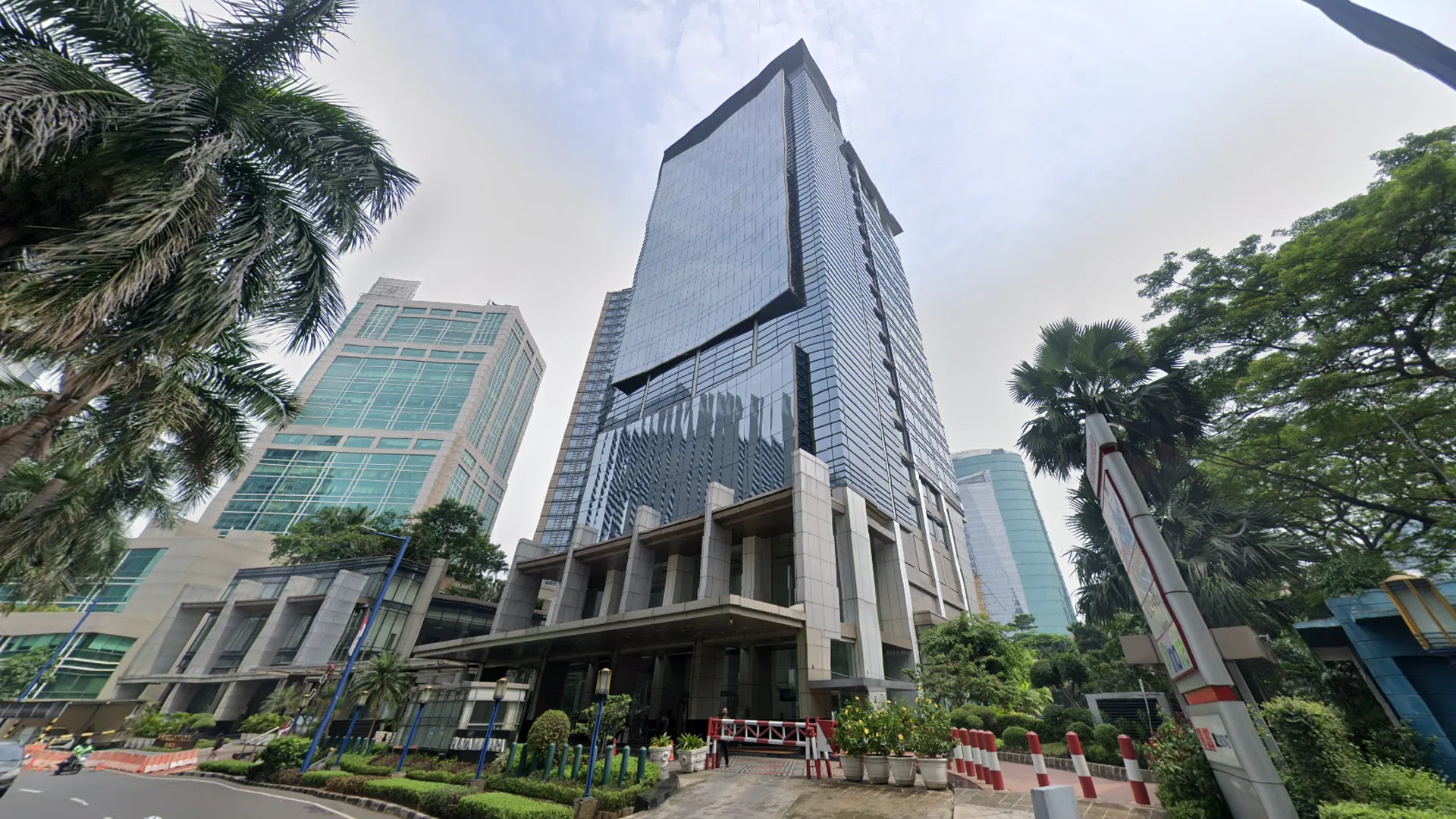 Office Plaza Mutiara Mega Kuningan, 100m2, sebelahan dengan Hotel JW marriot, Bebas Ganjil-Genap, 5 menit ke Trans Jakarta dan stasiun LRT