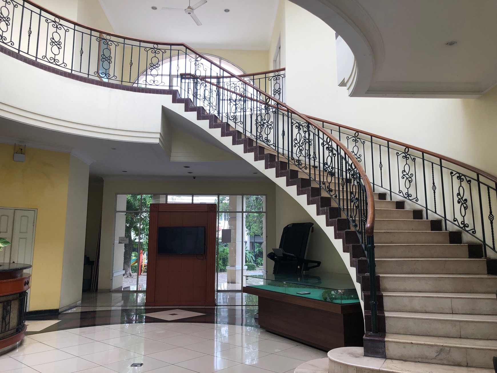 RUMAH DI JUAL DI GRAHA HIJAU 2 CIPUTAT 2 LANTAI HARGA TERJANGKAU