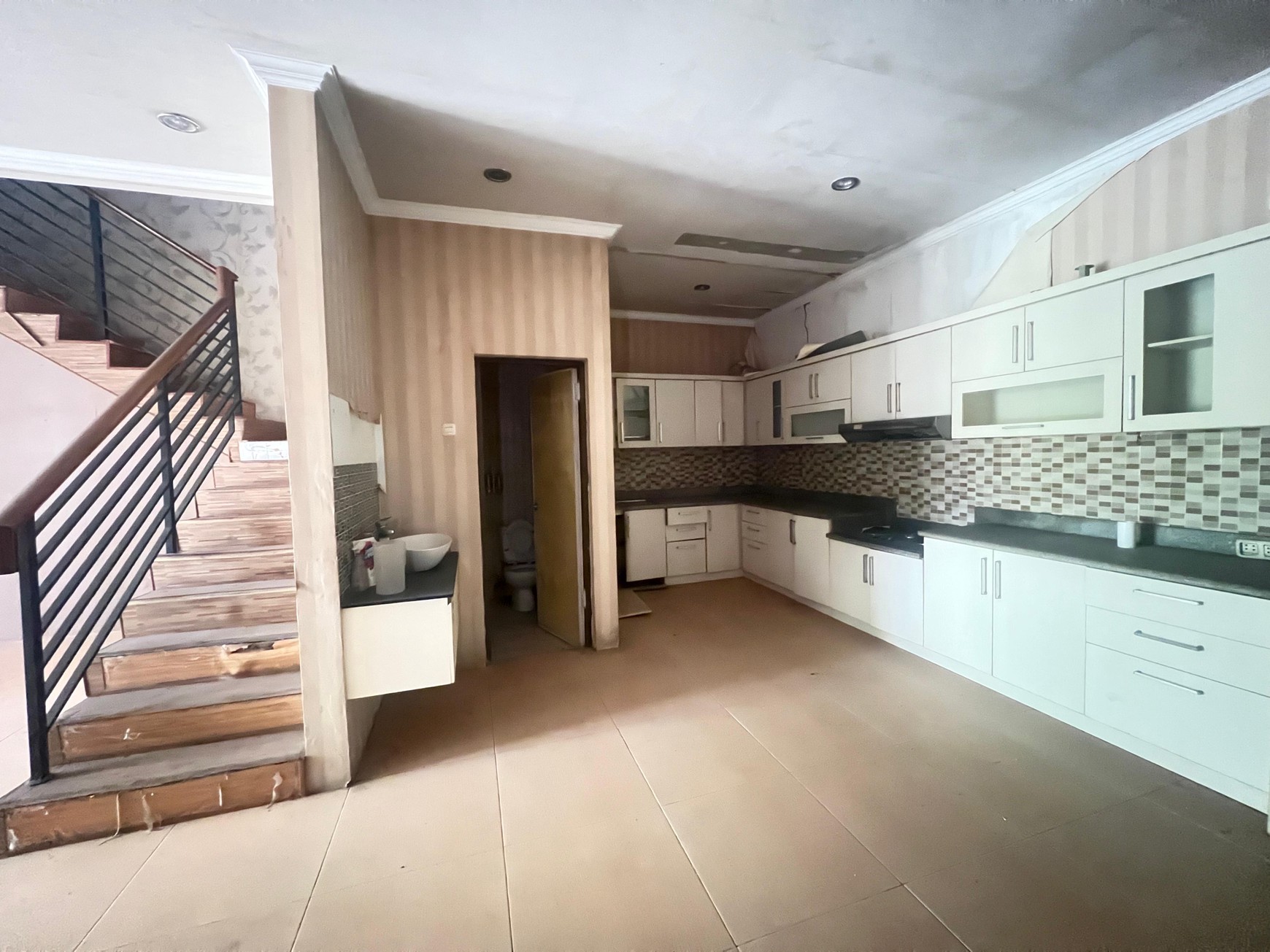Dijual Rumah 3 Lantai Di Dharmahusada Mas, Harga Nego !
