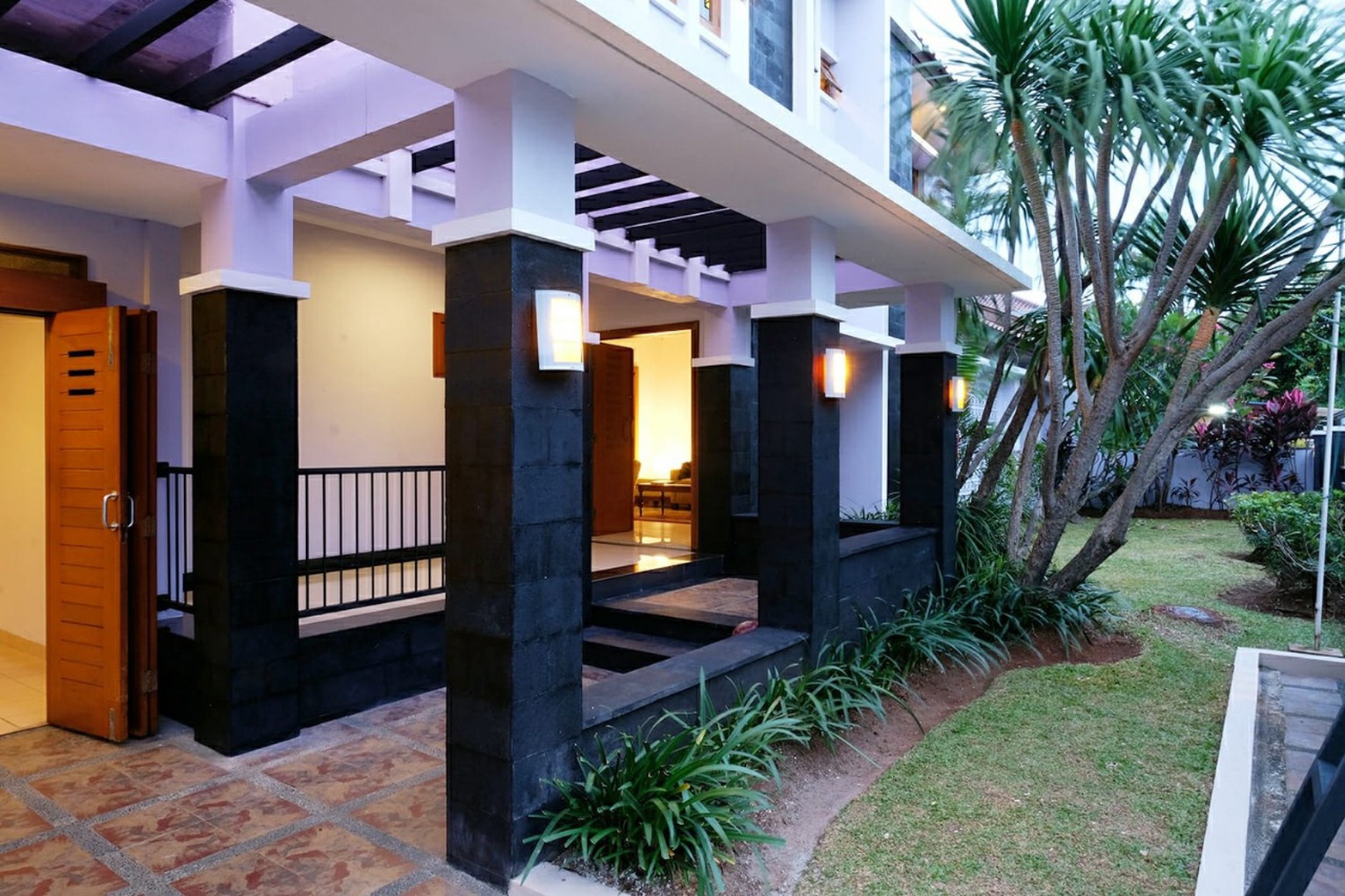 Rumah Bagus, 2 Lantai, Bebas bajir, Lokasi strategis di Lebak Bulus