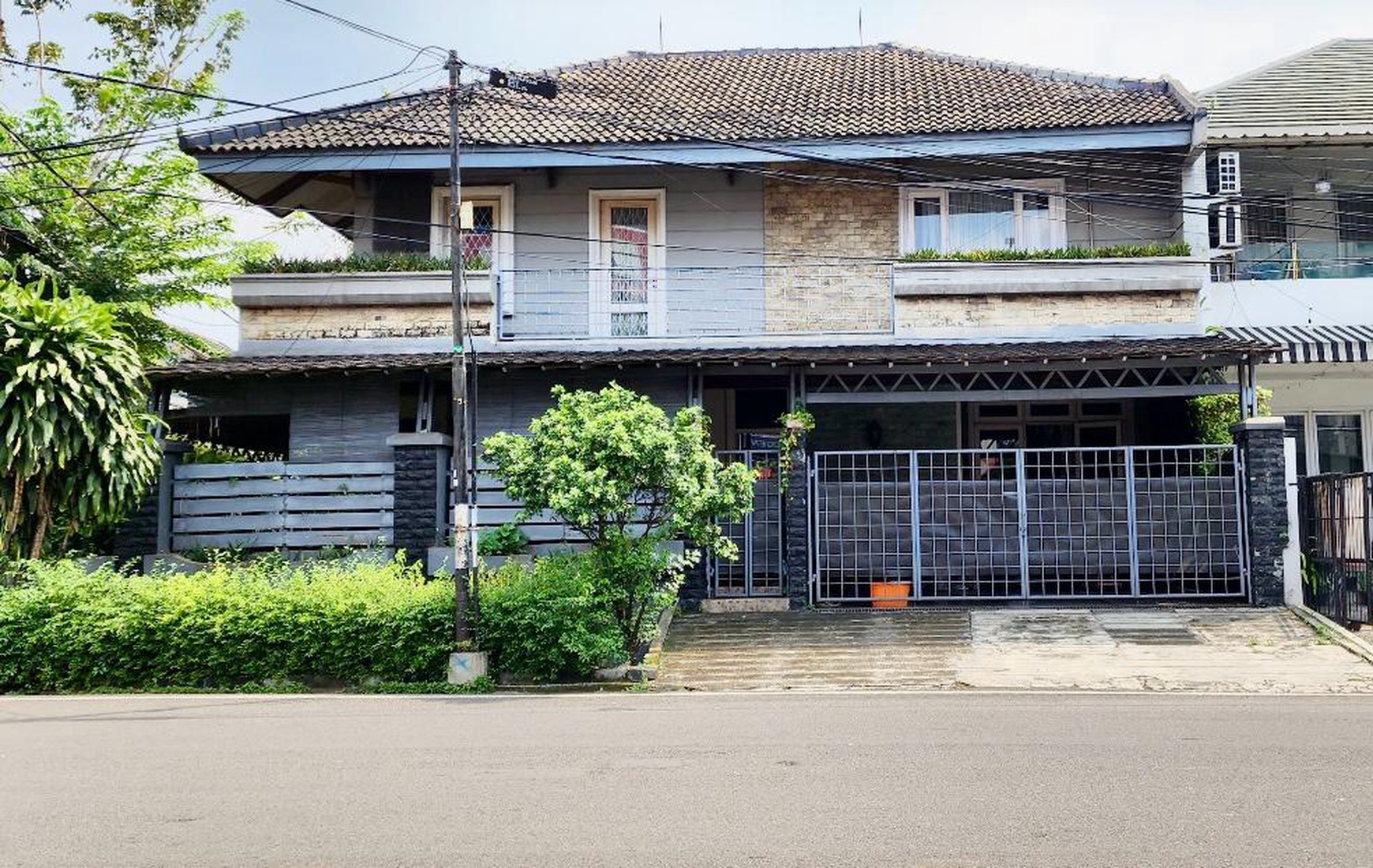 Rumah HOOK, Pinggir Jalan dan Strategis @Jl Merpati, Ciputat