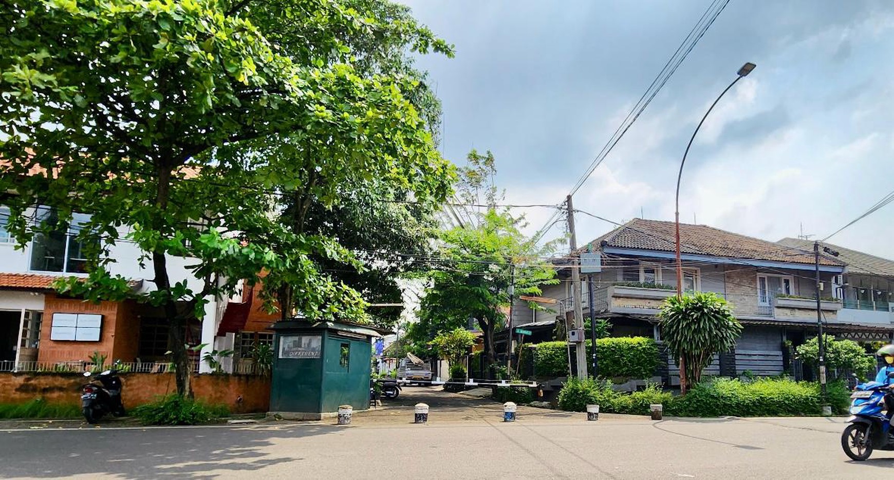 Rumah HOOK, Pinggir Jalan dan Strategis @Jl Merpati, Ciputat