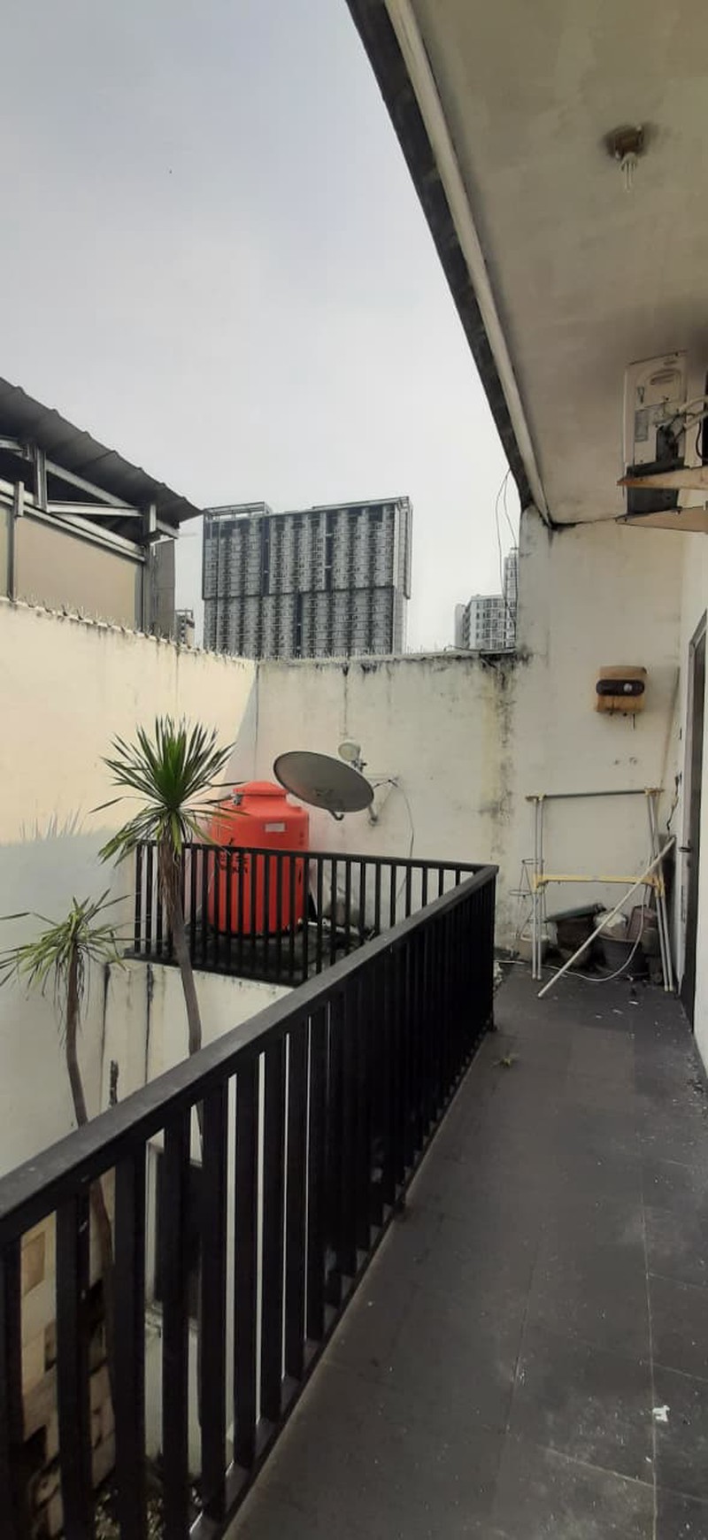 Rumah 2 Lantai, Bebas Banjir, Lokasi Strategis dekat ST. Pondok Ranji