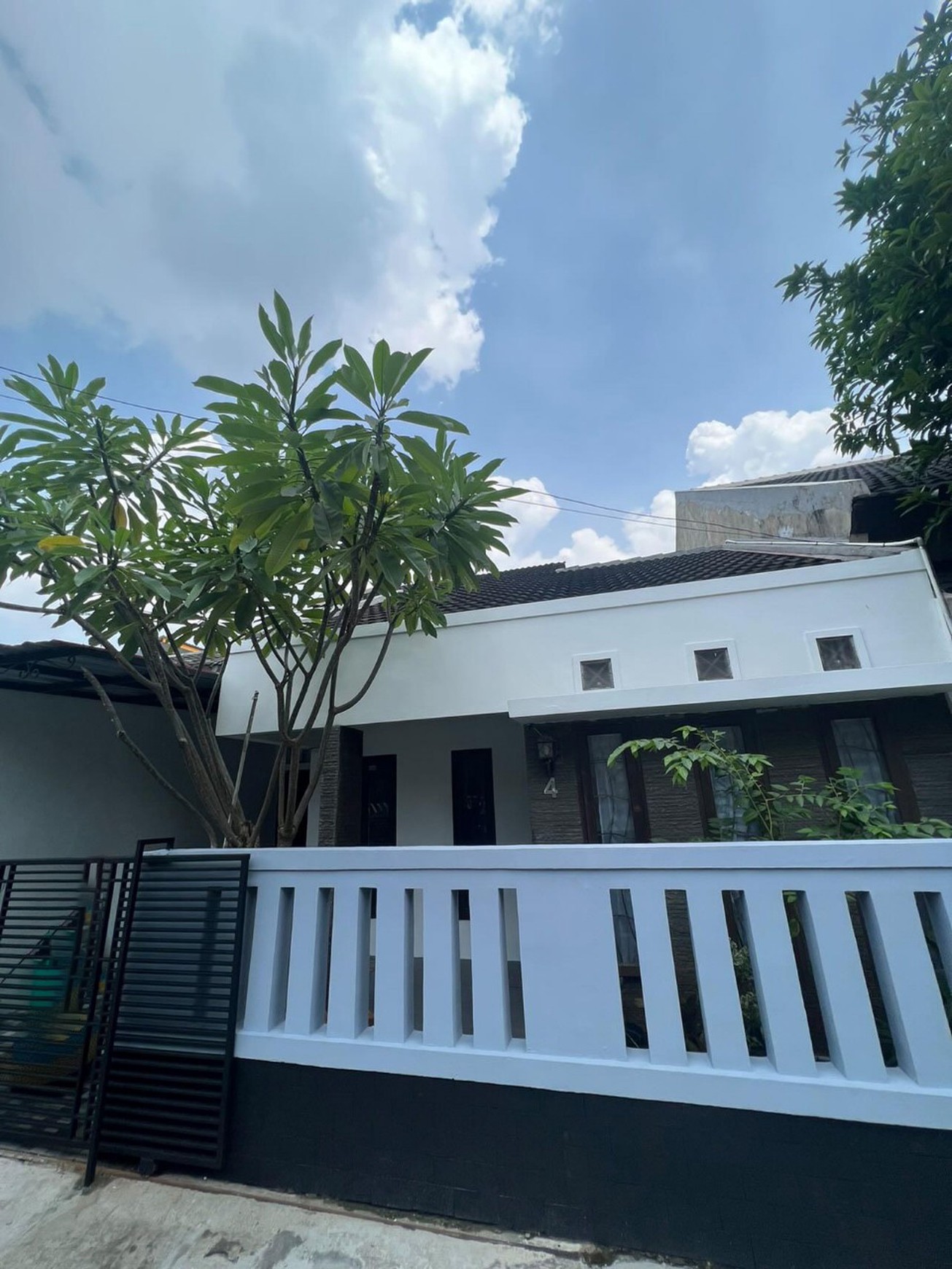 Rumah Cantik 1½ Lantai di Ciputat dengan KT 3 KM 2 Surat SHM
