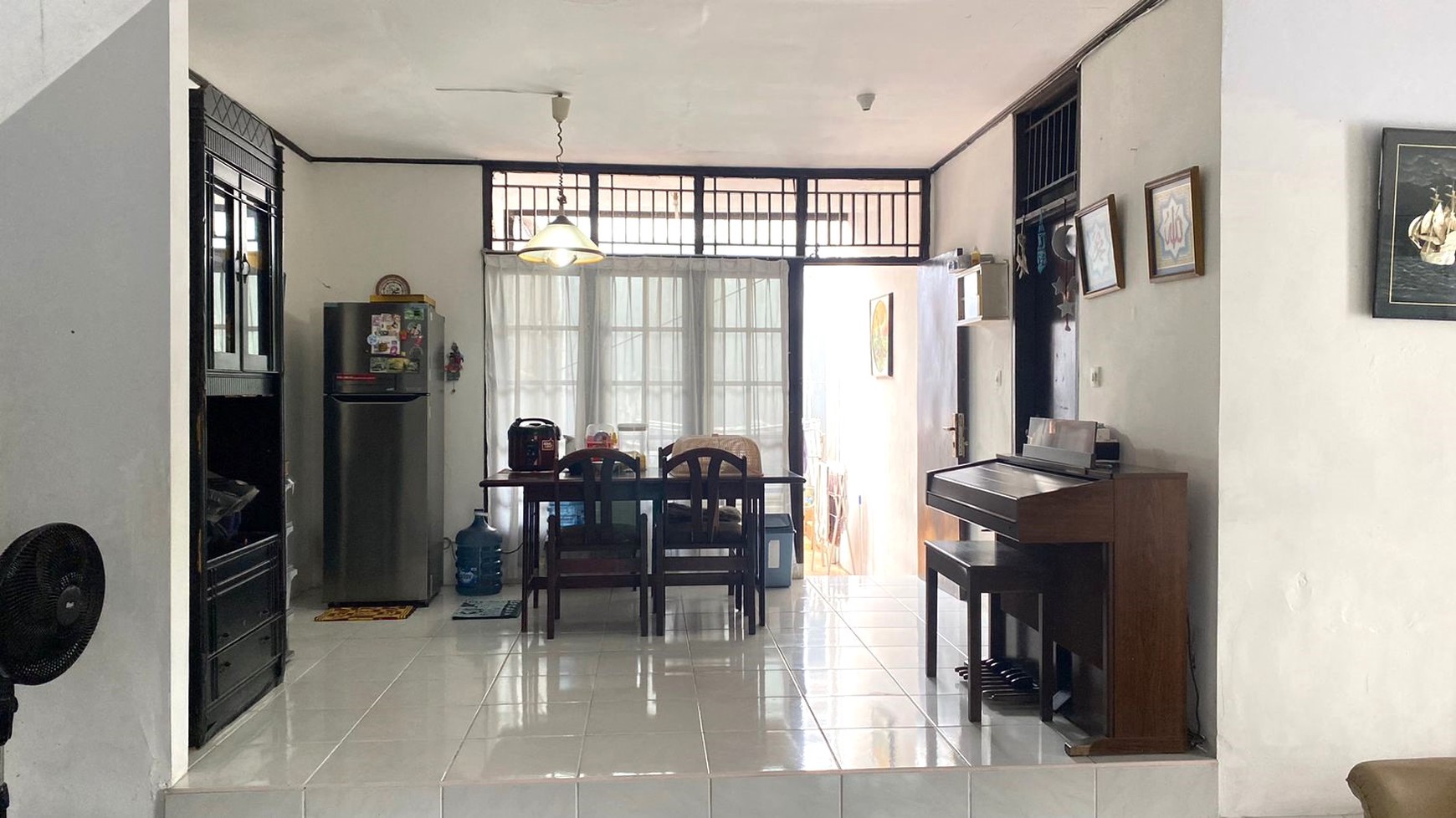 Rumah 2 Lantai di Cinere Posisi Hook 5 Kamar Tidur Halaman Luas