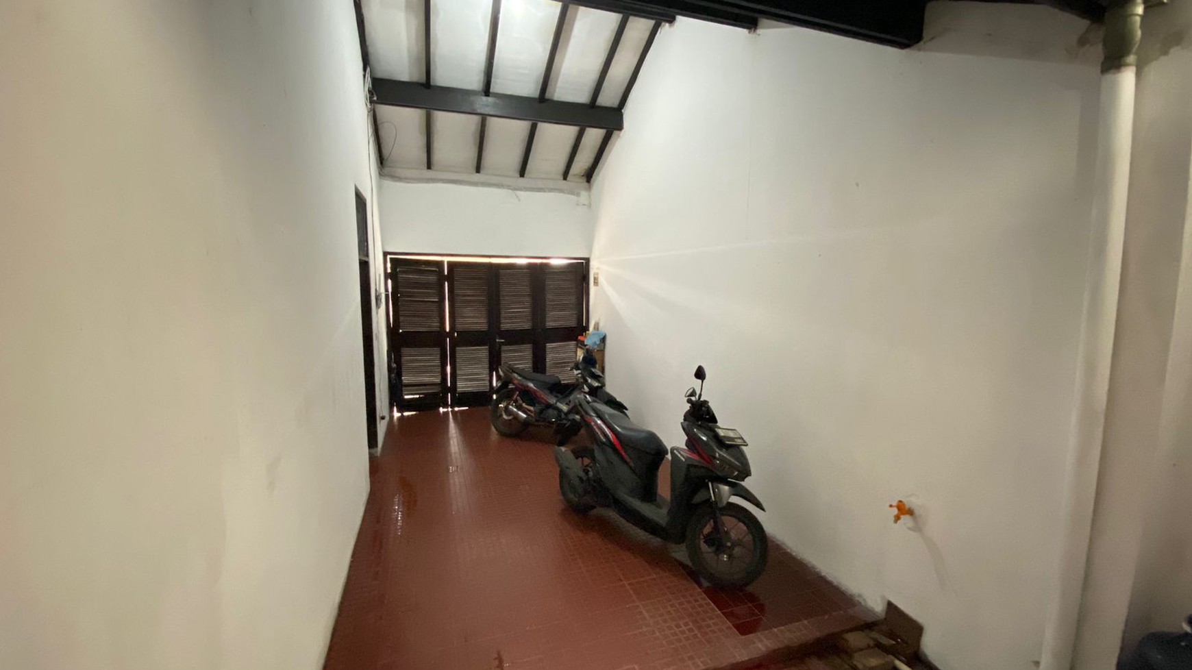 Rumah 2 Lantai di Cinere Posisi Hook 5 Kamar Tidur Halaman Luas