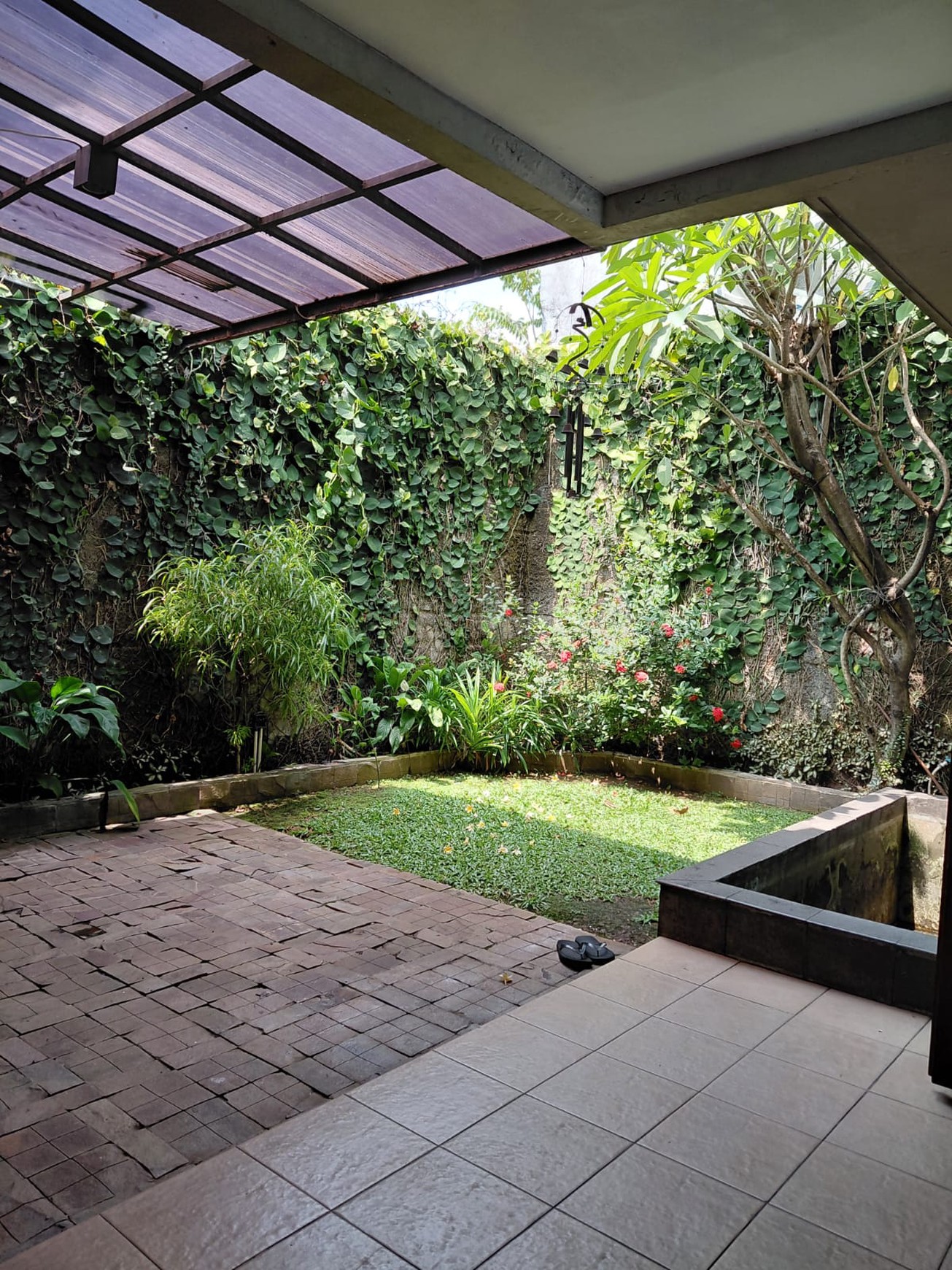 Rumah Minimalis di Cinere 2 Lantai Taman Depan Belakang Siap Huni