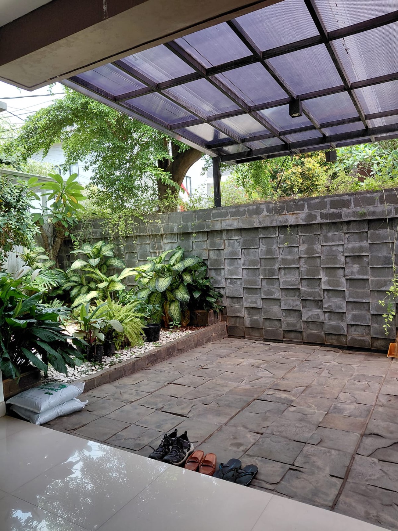 Rumah Minimalis di Cinere 2 Lantai Taman Depan Belakang Siap Huni