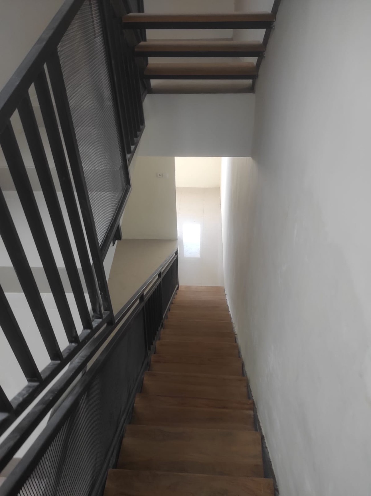 Dijual Rumah Kos Kostan Semolowaru Selatan - Baru Modern Full Furnished - Row Jalan 3 Mobil - SHM 