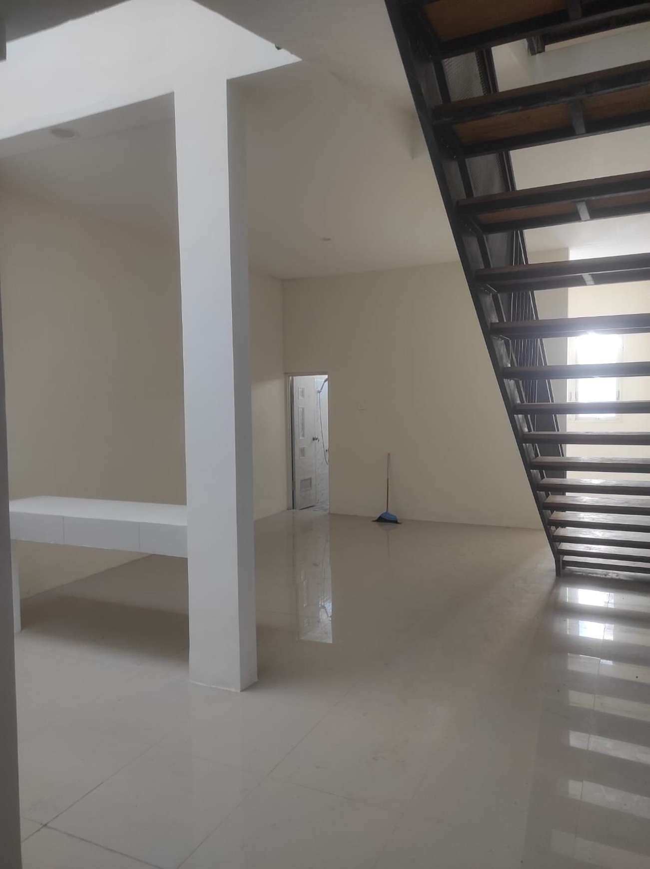 Dijual Rumah Kos Kostan Semolowaru Selatan - Baru Modern Full Furnished - Row Jalan 3 Mobil - SHM 