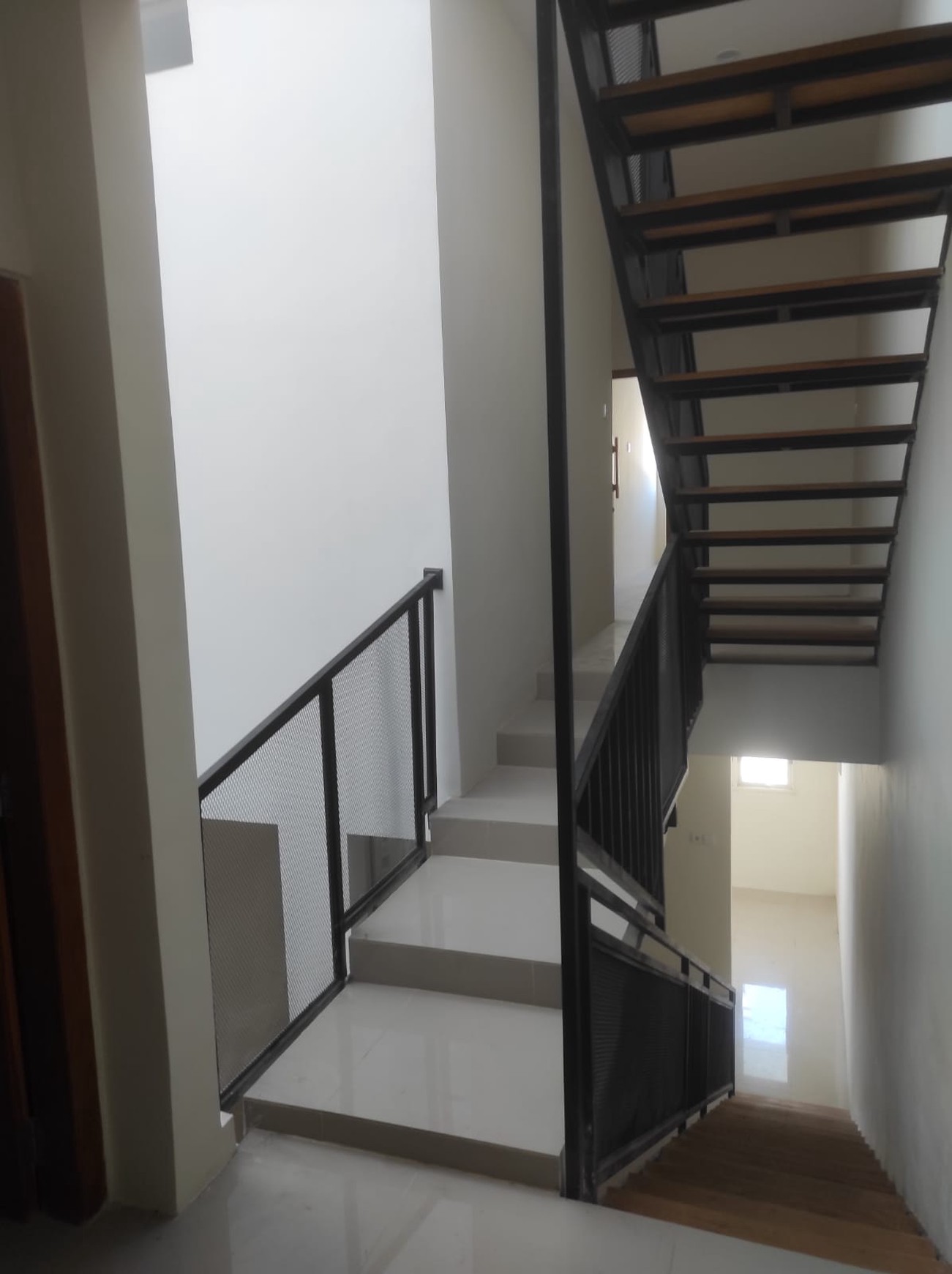 Dijual Rumah Kos Kostan Semolowaru Selatan - Baru Modern Full Furnished - Row Jalan 3 Mobil - SHM 