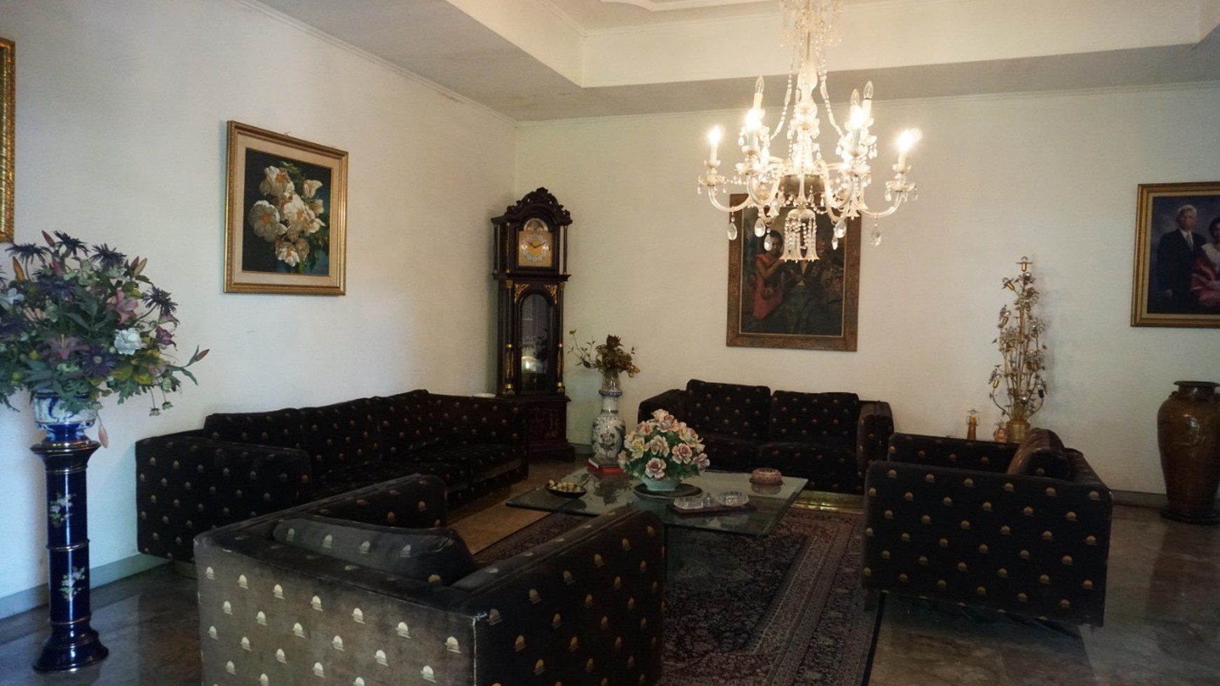 Rumah dengan Taman Pribadi yang Asri - Pejaten, Jakarta Selatan