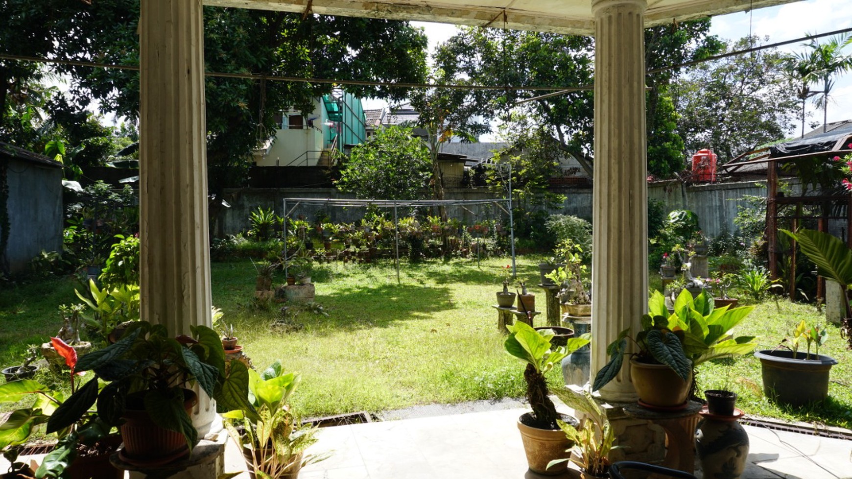 Rumah dengan Taman Pribadi yang Asri - Pejaten, Jakarta Selatan