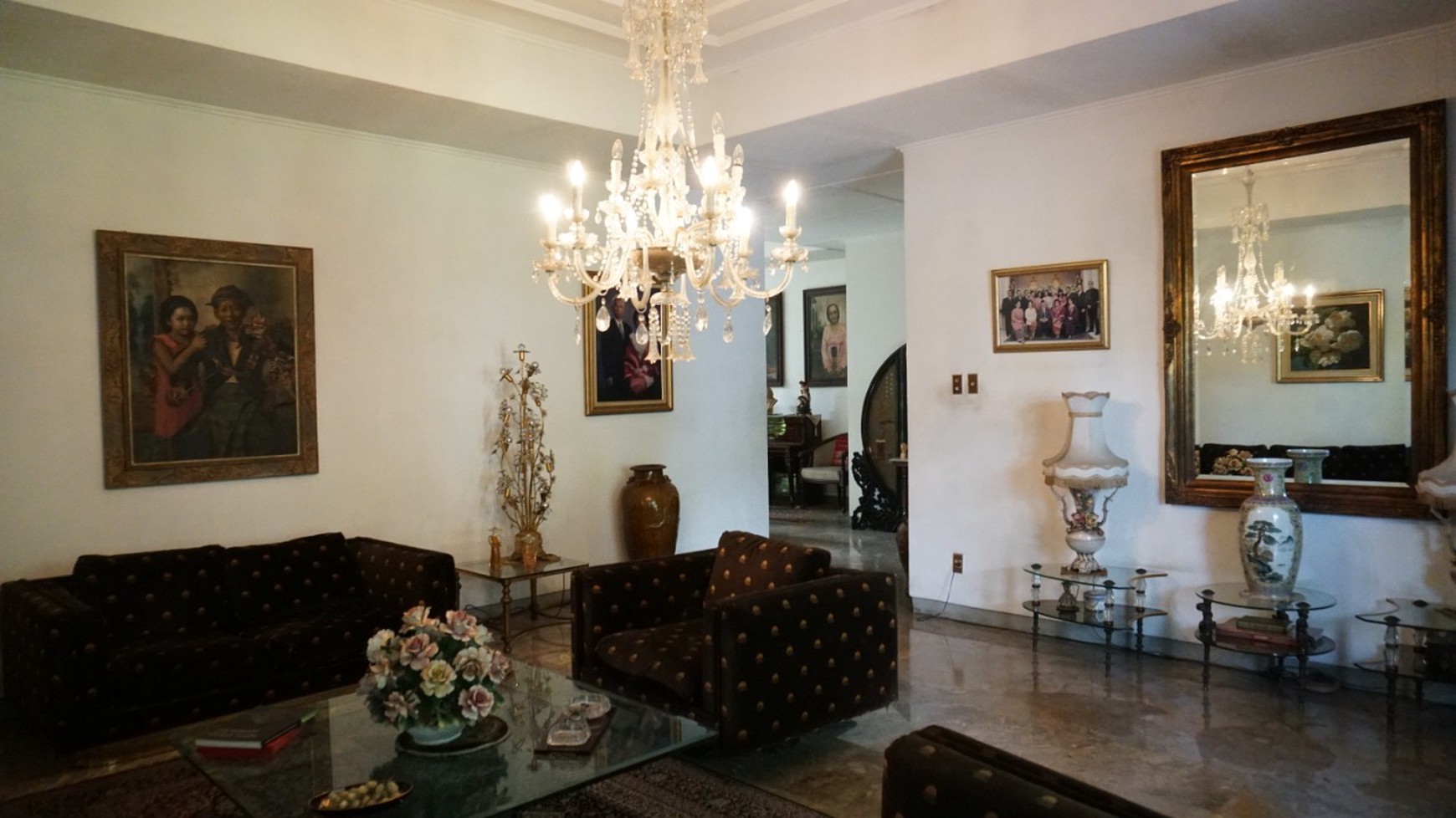 Rumah dengan Taman Pribadi yang Asri - Pejaten, Jakarta Selatan