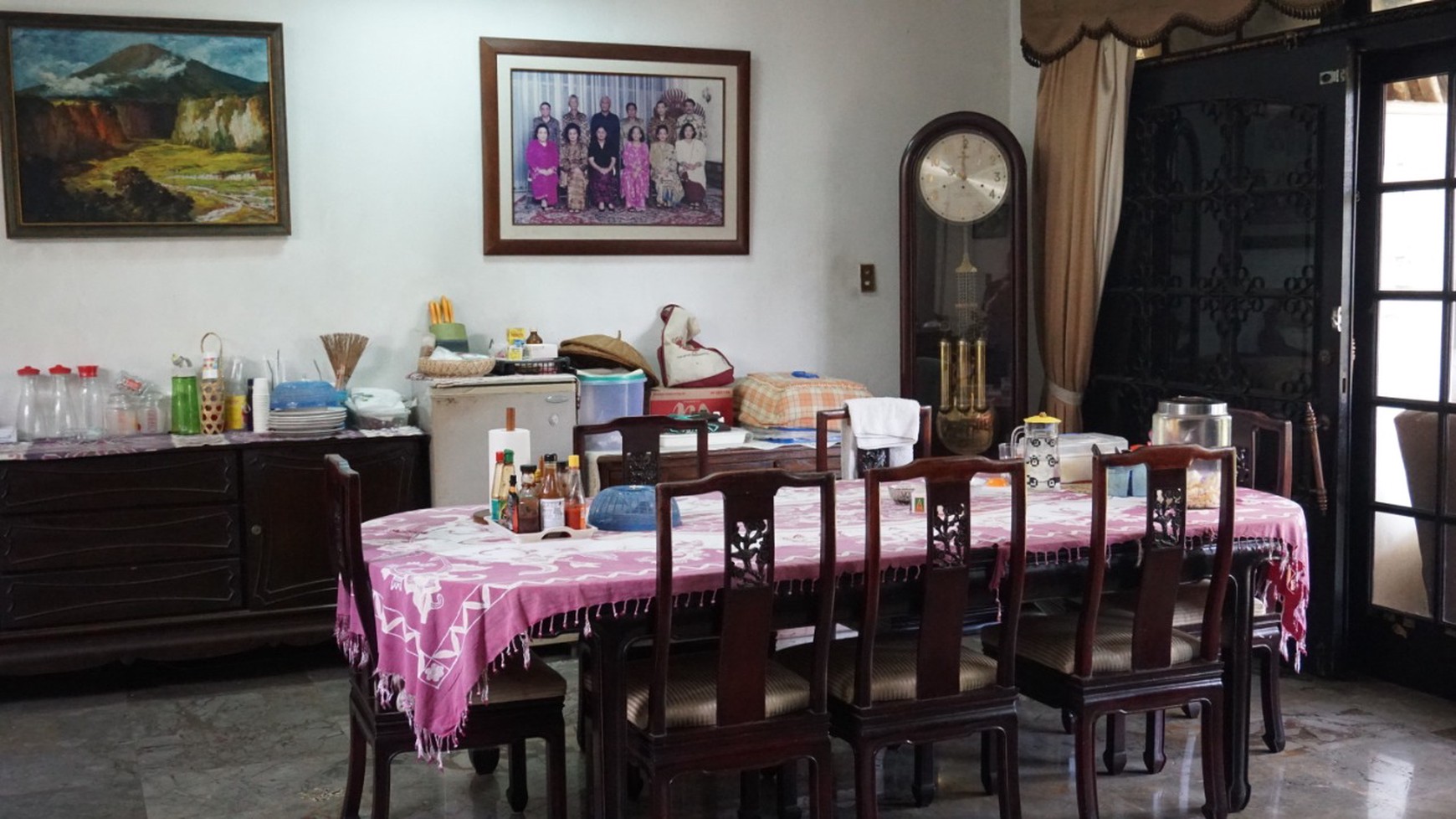 Rumah dengan Taman Pribadi yang Asri - Pejaten, Jakarta Selatan