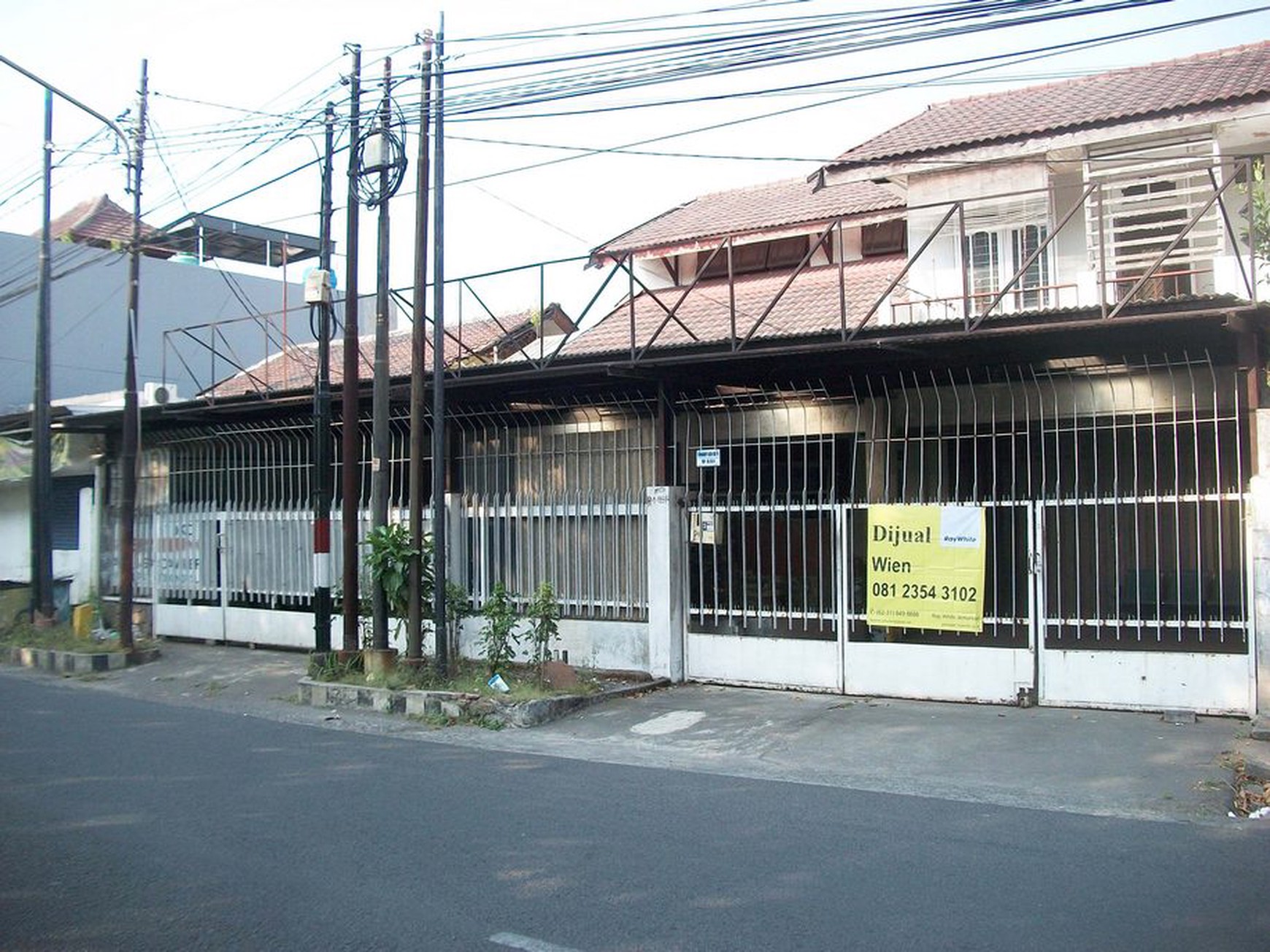 Rumah di Raya Rungkut Asri Tengah Surabaya, Strategis Nol Jalan Raya Kembar, bisa untuk usaha apa saja...!!!