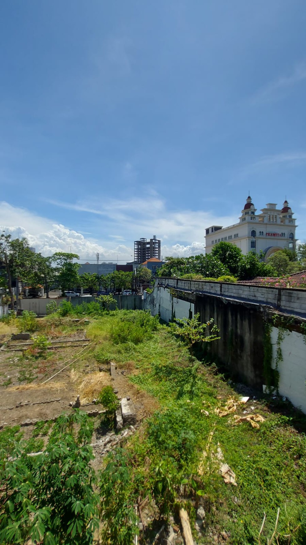 Lahan & Rumah Luas Strategis di Tengah Kota Surabaya - Hadap Barat