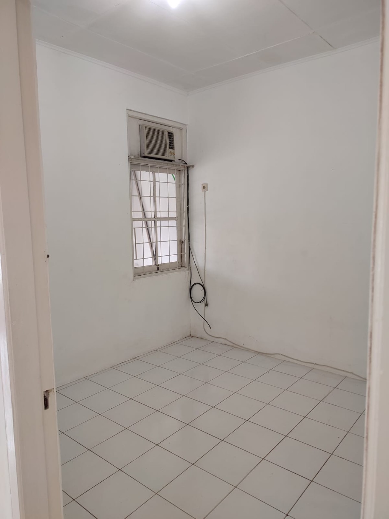Rumah Bersih Siap Huni KT 2 KM 1 Surat SHM Lokasi Strategis@Ciputat