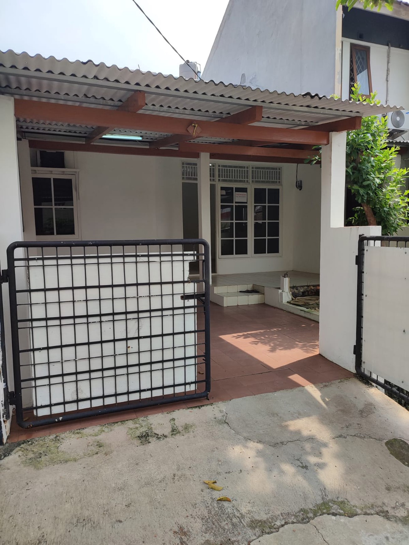 Rumah Bersih Siap Huni KT 2 KM 1 Surat SHM Lokasi Strategis@Ciputat