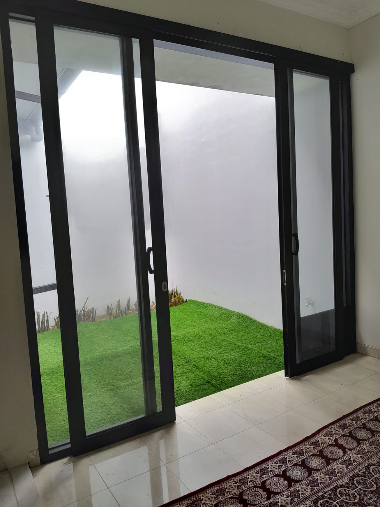 Rumah dengan halaman asri di dalam rumah kawasan Puri Bintaro Sektor 9