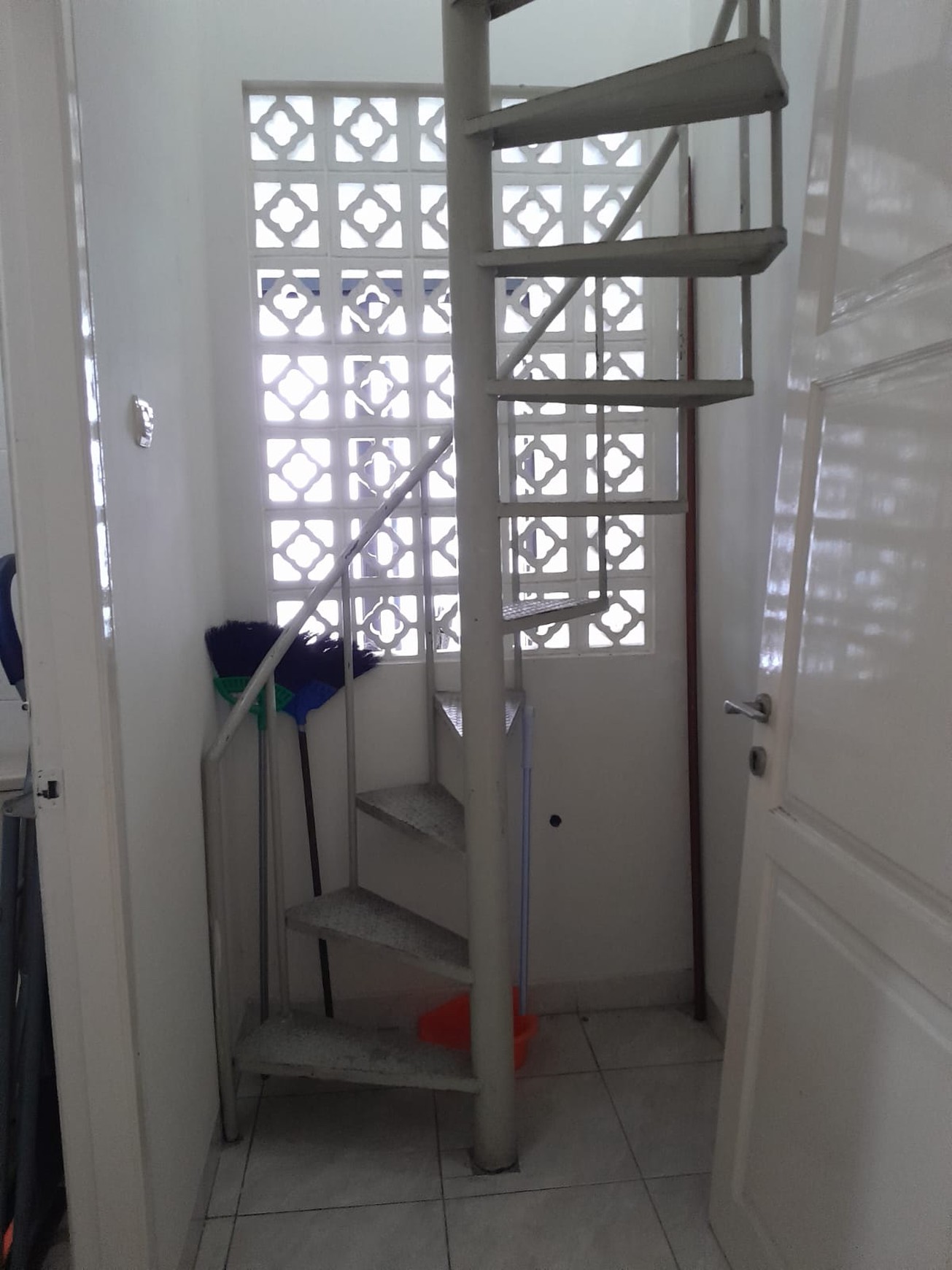 Rumah dengan halaman asri di dalam rumah kawasan Puri Bintaro Sektor 9